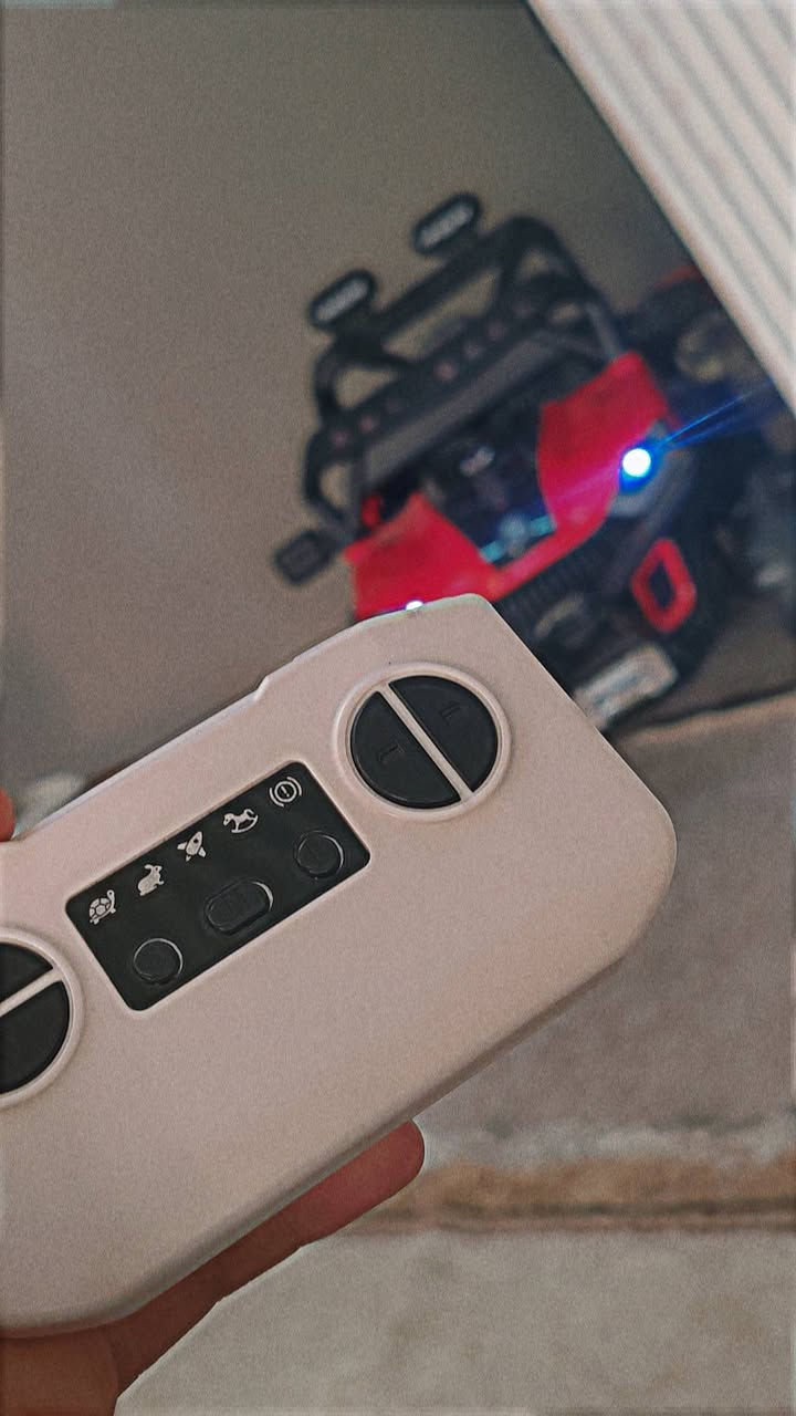 سلام عليكم سياره شحن حجم وسط لحد عمر ٦ سنوات سياره جديده تخبل بطاريه فول يجي بيه اغاني و ريمونت تحكم ١هزاز نوم ٢ وقوف ٣ سرعات بطيئ ومتوسط و سريع طبعا بل فيديو مخليهه عل متوسط وبيه رجوع كلش نضيفه عنواني بسمايه سعره ١٢٥ وبيها مجال بسيط هذا رقمي لليريده ***********
