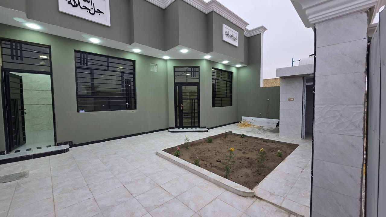 سلام عليكم بيت للبيع زراعي مرقم مساحه ٢٣٠ م ركن كوت حي الحكيم شارع الوائلي  يقع على ساحه ،  تفاصيل البيت بناء طابوق يحتوي على غرفتين نوم وصاله ومطبخ وستقبال كراج وحديقه صحيات داخليه وخارجيه السعر ٨٨ وقابل للتفاوض للاستفسار مراجعه دلاليه احمد السعيدي عنوان المكتب قرب معرض حسينيه بيت الخليفه للتصال  *********** او  واتساب ***********
