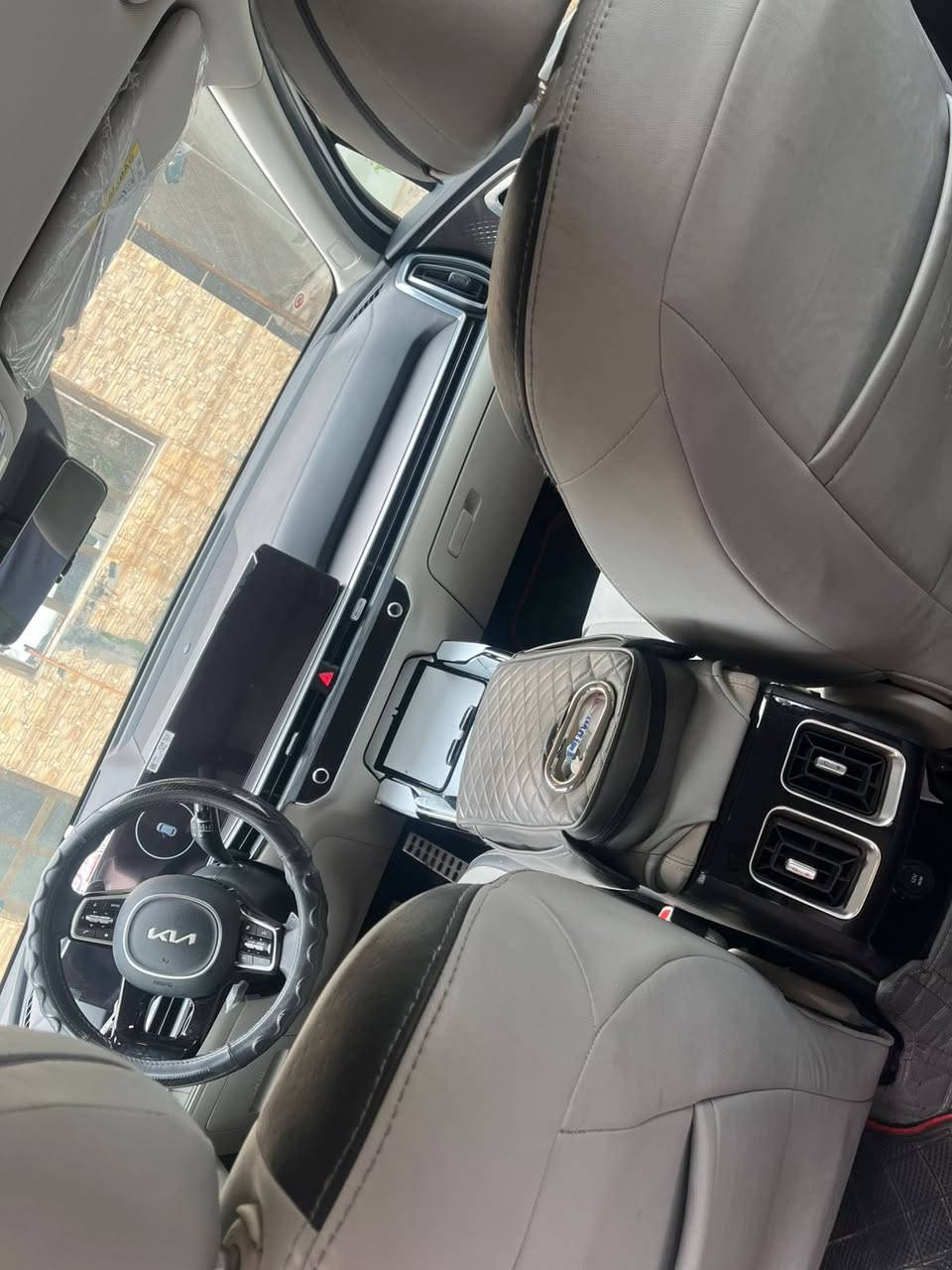 كيا سورنتو 
موديل 2025
وارد خليجي 
ماشيه 13000 الف 
6 سلندر 
رادارات اماميه خلفيه 
كامره دادشو
شاشه كار بلاي 
محرك 3500
كشنات جلد 
7مقاعد 
رقم بابل خصوصي 
.

رقم ‭٠٧٨٣ ٤٠٨ ٢٢٣٧‬
