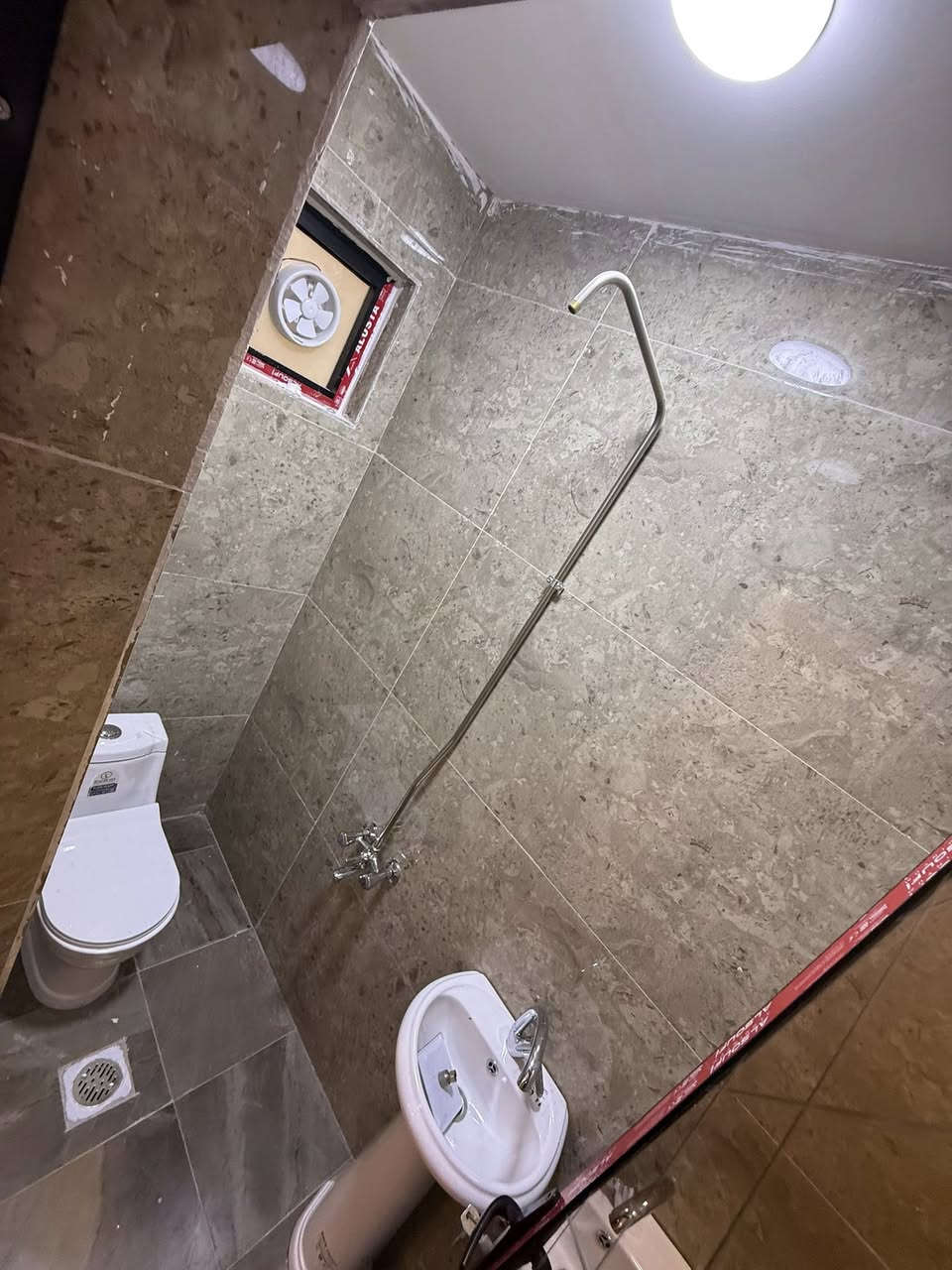 دار للبيع  الموقع الغدير محله 706 🛑
المساحة 65 🛑
الواجه 4 
يحتوي على 
ط 1 صاله+ مطبخ + خدمات 
ط2 غرفتين   +  خدمات 
 للاستفسار ***********
