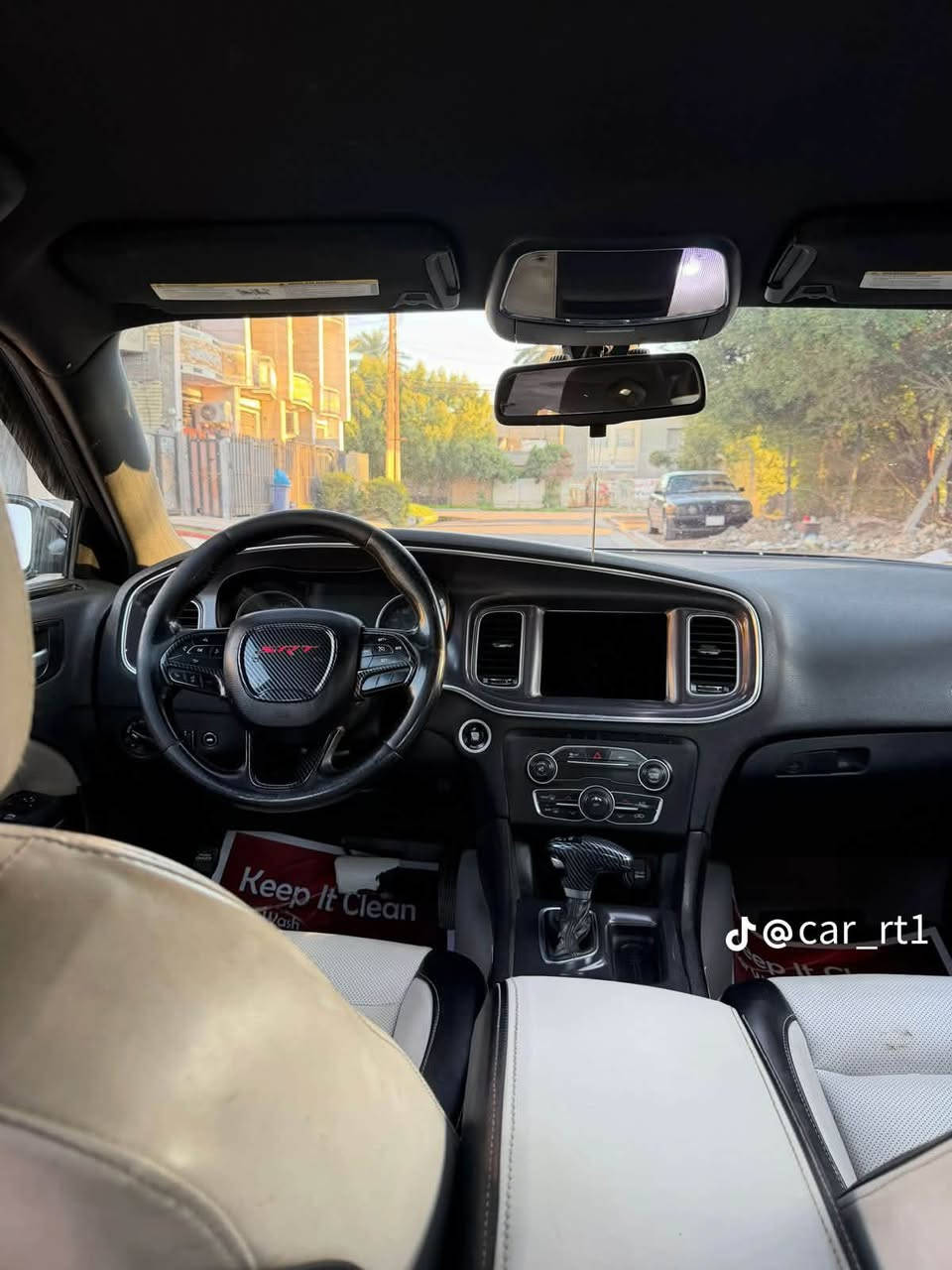 السلام عليكم
دوج تشارجر 2015
ماشية 100 ميل حقيقي
مواصفات SXT 
حادثها حلو بيها باب صبغ
وباب الصدر والجاملغ مفتوح للتطبيع فقط لا سمكرة 
ويل 20 
شاشة كاربلي
مثبت سرعة
للتواصل ***********
وتساب
السعر 163
