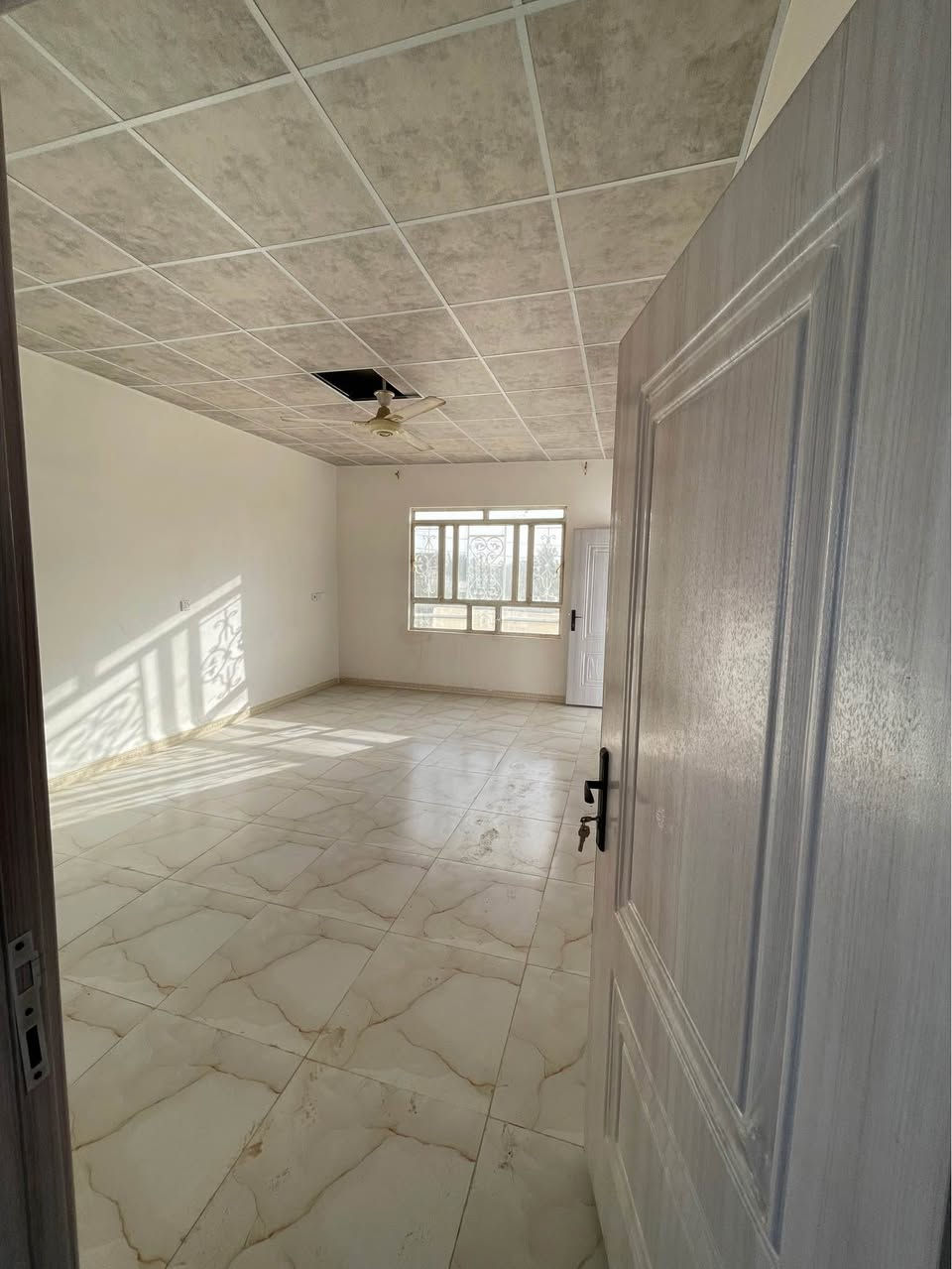 لليجار اسواق انور طابق ثاني 225 متر بيت تسلم مفتاح على شارع 20متر تبليط وسعر مناسب  
‭ 0789 081 1322‬

موقع حي الجامعة اسواق انور كركوك, العراق
