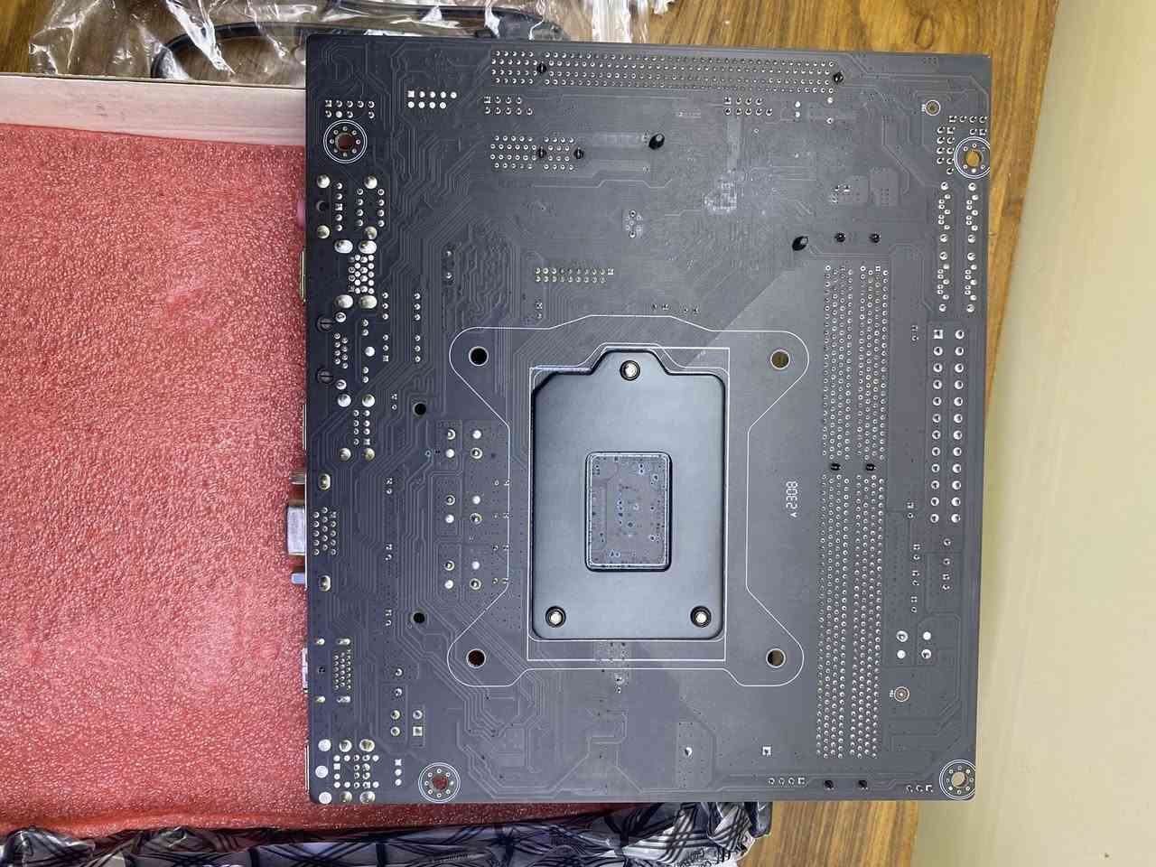 ماذر بورد Mother board

لوحة أم من نوع LGA 1155 V:2.0)، إليك التفاصيل الفنية

المواصفات الفنية (LGA 1155 H61)

هذه اللوحة تعتبر من اللوحات الاقتصادية المخصصة لمعالجات إنتل من الجيل الثاني والثالث.

• المقبس (Socket): LGA 1155.

• المعالج: تدعم معالجات Core i3, i5, i7 والـ Pentium/Celeron من الجيلين الثاني (Sandy Bridge) والثالث (Ivy Bridge).

• الذاكرة (RAM): تدعم DDR3 بفتحتين (غالباً حتى 16 جيجابايت).

• التخزين: منافذ SATA 2.0 (وبعض الإصدارات الصينية الحديثة تضيف منفذ M.2 NVMe).

• المنافذ: تحتوي عادةً على USB 2.0، ومنافذ عرض VGA و HDMI.

السعر : ٣٠.٠٠٠  مع التوصيل

#لوحة_أم #ماذربورد #قطع_حاسوب #كمبيوتر_جيمنج #العراق #بغداد #أربيل #البصرة #حاسبات_العراق #بيع_شراء_حاسبات #تقنية #إنتل #LGA1155 #H61 #تطوير_حاسبات #جيمنج_العراق #سوق_الحاسبات #أسعار_الحاسبات #أمازونياتي #قطع_غيار_كمبيوتر #PC_Gaming_Iraq #Motherboard #Intel #Hardware_Iraq


**إذا كنت صاحب هذا الإعلان وتريد حذفه لأي سبب، رجاءا أرسل رسالة إلى الدعم الفني**