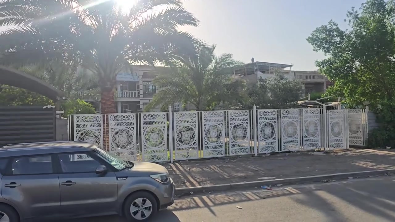 دار للبيع على الخط السريع مباشرة موقع تجاري مساحه 300 م واجه 15م يحتوي على تشجير 450م امام الدار للاستفسار الاتصال على الرقم ***********
