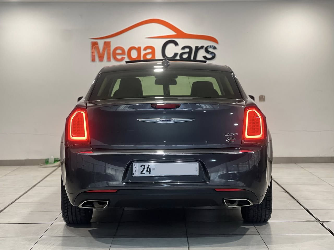 كرايسلر اوباما 300 C فول مواصفات 1/1
العداد: 85  الف ميل 
حجم المحرك: 3.6L  V6 سلندر 
السيارة بدون صبغ بدون تعديل بارد 
بدون ايرباك كير و محرك بشرط 
المواصفات : بانورما  ، كشن جلد وكهربائي ،   
تدفئة  و تبريد كشنات  الامامية ستيرن تدفئة 
، كشنات الخلفية تدفئة ، شاشة كبيره  
،. خزن كشنات ، ستيرن كهربائي 
، تحكمات بالستيرن و كروز سرعة  
و بعد بيها  مواصفات المعروفة 
دعامية و لايت مال S 
مكان السيارة دهوك 
السعر :263$ ورقة و بيها مجال 
للتواصل :  
***********
***********
