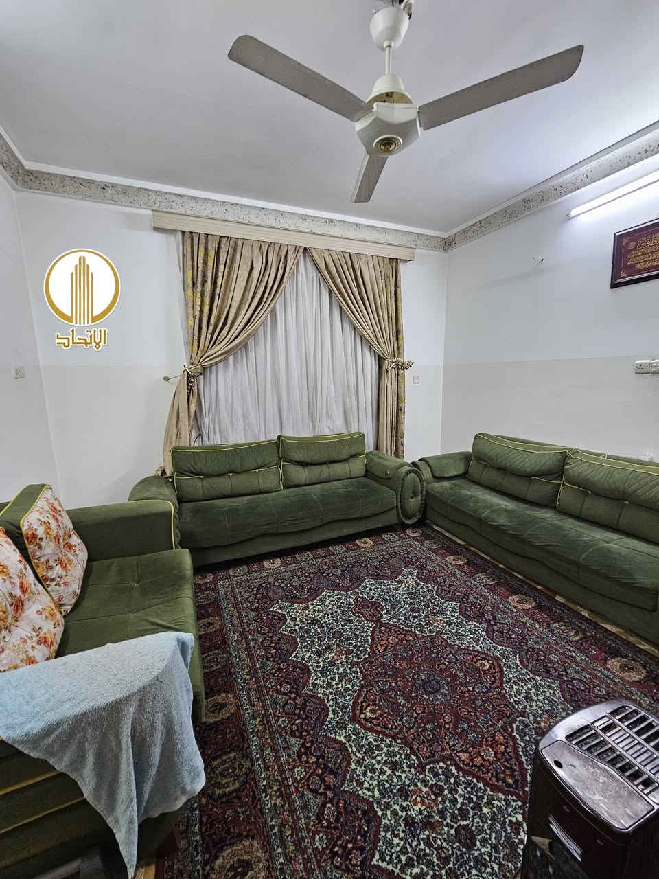 #مكتب_الاتحاد_للعقار 
 🏛⭐️دار للبيع او المعارضة ⭐️حي الصديق الثانية ⭐️🏛
⬅️️ مساحـة 200متر بحساب الارض 

⬅️️الواجهة 10متر

⬅️ الإتجاه قبلة 

⬅️شارع تبليط ١٢متر

⬅️طابقين ٤غرف 

⬅️الطابق الأرضي غرفتين نوم هول صحيات مطبخ مناور كراج إستقبال 

⬅️الطابق الثاني غرفتين نوم صحيات هول بيتونة

⬅️ تحويل مباشر او قرار التمليك 

⬅️٢٣٥مليون قابل للتفاوض 

تفاصيل اكثر يرجى مراجعة المكتب
_____________________________ 
         مكتب الاتحـــاد للعقار 
الفرع الاول : شارع المصارف الرئيسي 
الفرع الثاني: الصديق بداية سايدين البحرين 
           *********** 
                      🏛
           ***********
