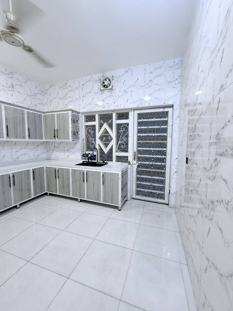 بيت للبيع 👑👑
المكان نهاية شارع 60 مقابل بيت الساده ابو حيه ركن على شارع 20 متر 

المساحه 2️⃣8️⃣0️⃣ متر 

البناء 2️⃣0️⃣1️⃣8️⃣ جديد جديد 

غرف النوم عدد5️⃣

استقبال 1️⃣3️⃣ متر 

صحيات عدد 2️⃣

السعر1️⃣3️⃣5️⃣ مليون وقابل للتفاوض 

الاتصال
 ***********
***********
