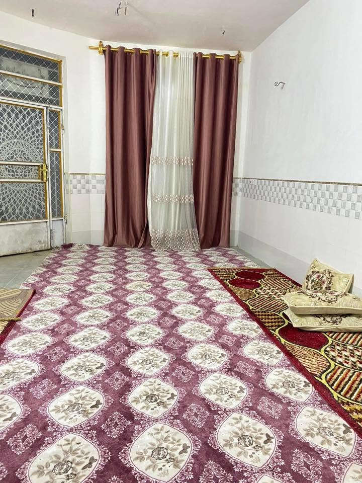 السلام عليكم 
بيت للبيع العنوان حي الفرات قرب ملعب 
يبعد عن شارع العام ١٠٠ متر 
خدمات شارع تبليط و ماء و كهرباء 
مساحه ١٥٠ الواجهه ١٢متر  نزال ١٢ ونص
غرفه نوم واحده٤x٥
استقبال ٧x٤
مطبخ ٤x٤
الصاله ٤x٤
صحيات ٤x٤
الارض عقد ١٧ للاستفسار الاتصال بالرقم 
((***********))يوجد واتساب
