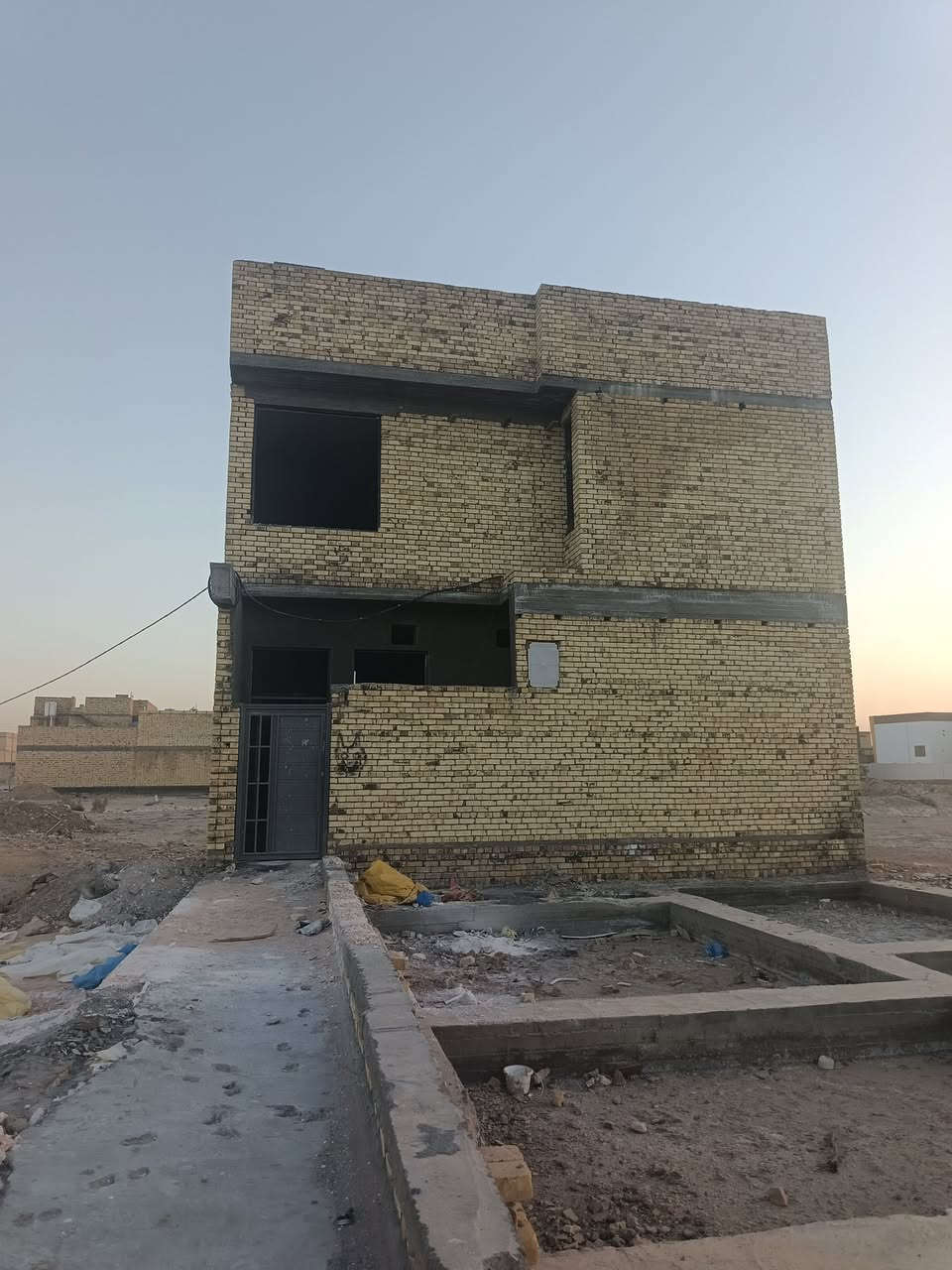 *********** السلام عليكم عندنا بيت خلفي بالاسكان الصناعي طابقين بثلاث غرف وديوانيهنبالاسكان الصناعي بيت طابقين السعر ماله 65 وبمجال بيه ثلاث غرف صالتين وديوانيه كامل على حسب الاصول بالدرجه اولى كامل مدارس كامله
