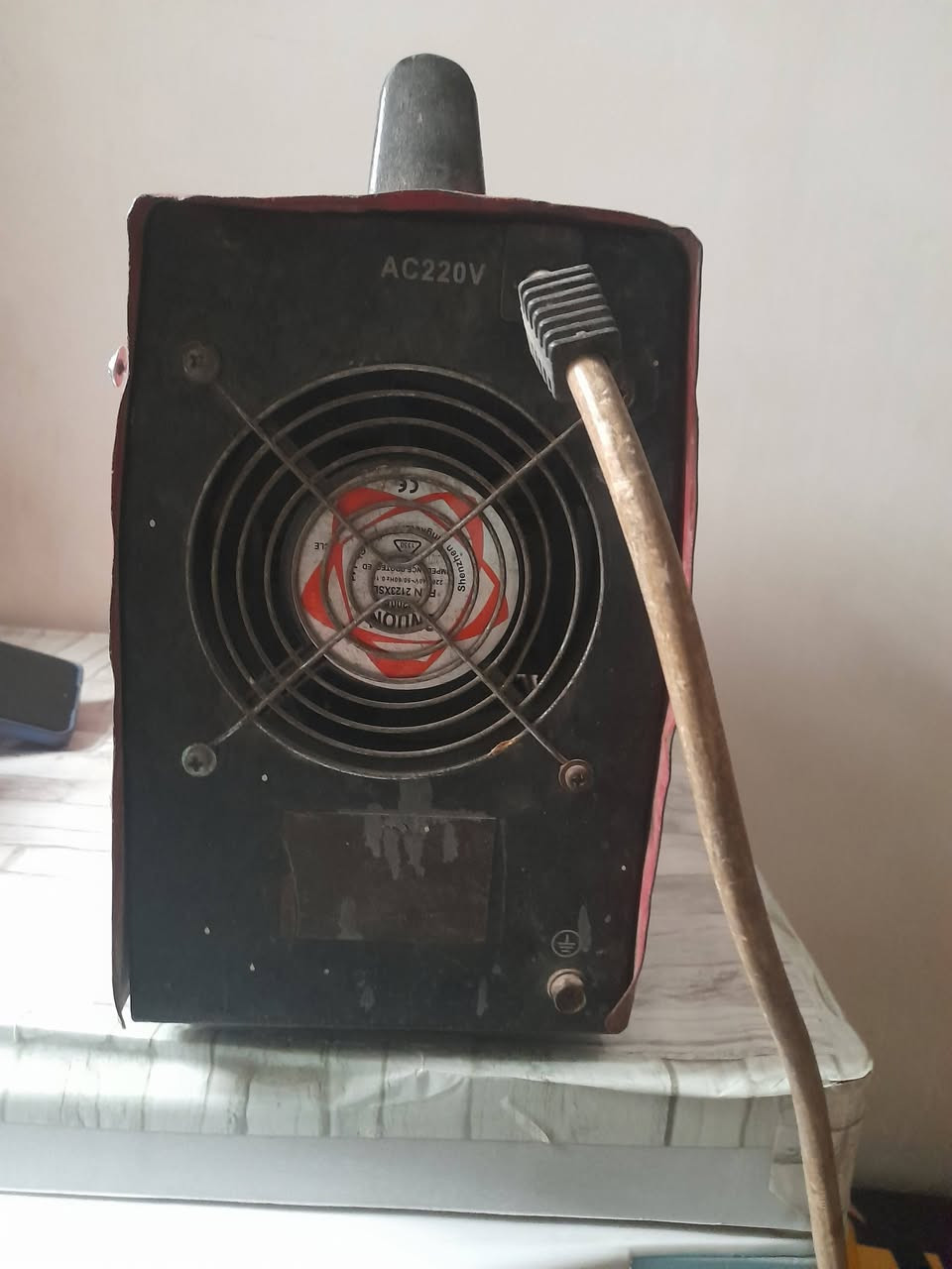 ماكنه لحلم شغاله مع كيبلاتها مع يده 
السعر ٥٠ الف
الرقم : ***********
