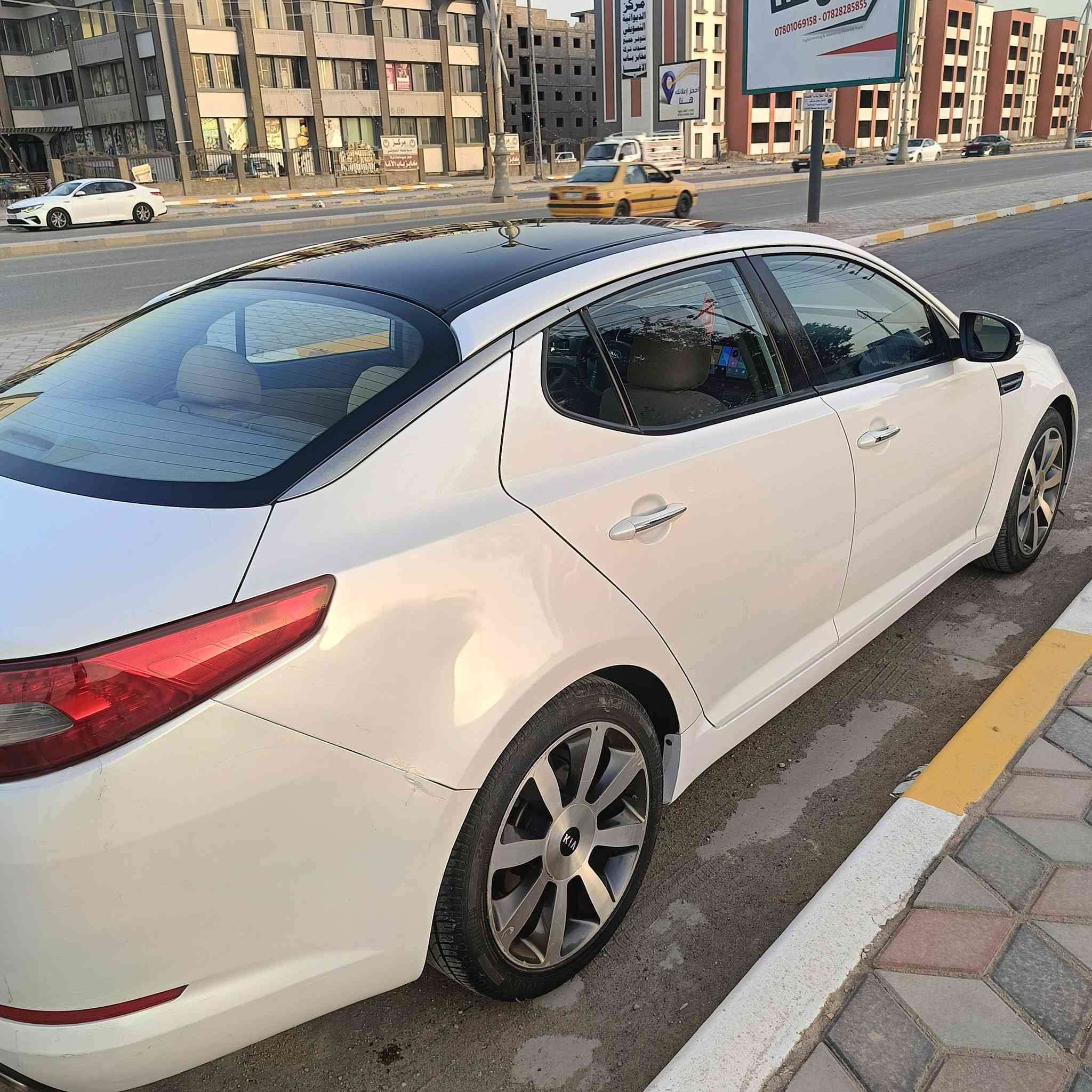 كيا اوبتما 2013 فول مواصفات محرك 2000 دوش ...
بصمة ...بانورما... شاشة وكامرة ...تحكمات ستيرن...حساسات..بيها مكانين بارد 
المكينة غير مفتوحة وصرفيتها اقتصادية جدا 
ماشية 130 ومن تعبر 120 دك جرص والسيارة نظيفة وجديدة مكانها وحتى الدواخل جديدة وكاعتيها مفروشة جلد وبالعافية ع الياخذها رقم بغداد الدولي وسنويتها ل 2030
واي استفسار 
اتصل ع ارقامي ***********
*********** وان شاء الله منقصر 
السعر 143
