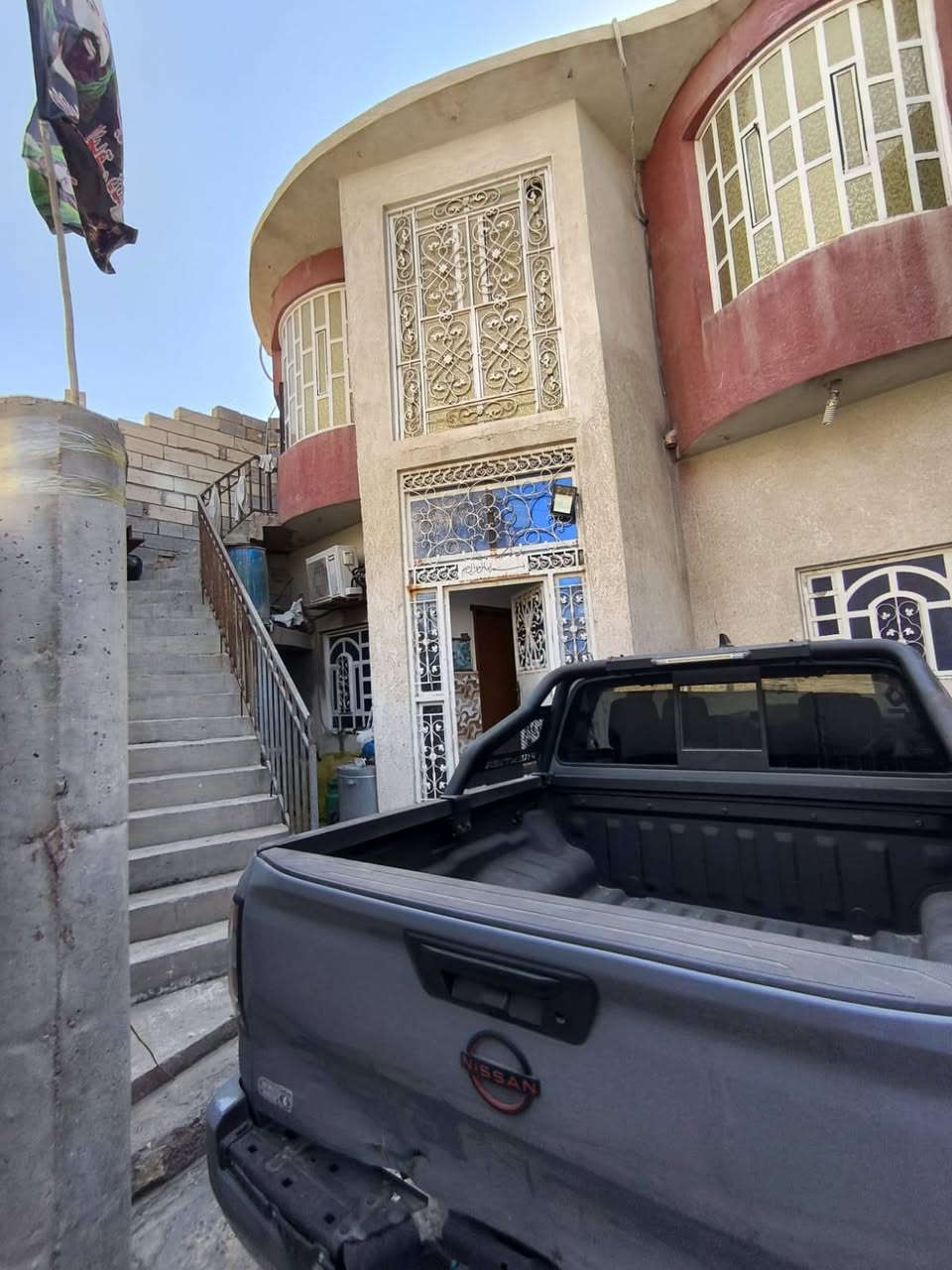 بيت للبيع في حي المهندسين قرب فلكه البريد موقع مميز المربع الذهبي قريب جدا ع الشارع العام
مساحه البيت 200متر
بيت طابقين 
الارضي بيت كامل مساحه البناء200
الطابق الثاني شقتين مفصولتين
الشقه الاولى درج خارجي كامله درجه اولى 
الشقه الثانيه مسكوفه قيد الانشاء 
ماده البناء بلوك تاجر يان 
معروض حاليا 345 قابل للتفاوض
للتواصل
رقم المكتب 

*********** 
***********
عنوان المكتب / البصرة حي المهندسين شارع العكيلي.   🏠
