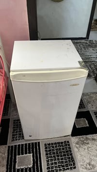 ثلاجه صغيره تبريد و تجميد مارايدلها شي بس تنظيف ب70 و بيها مجال تواصل ...