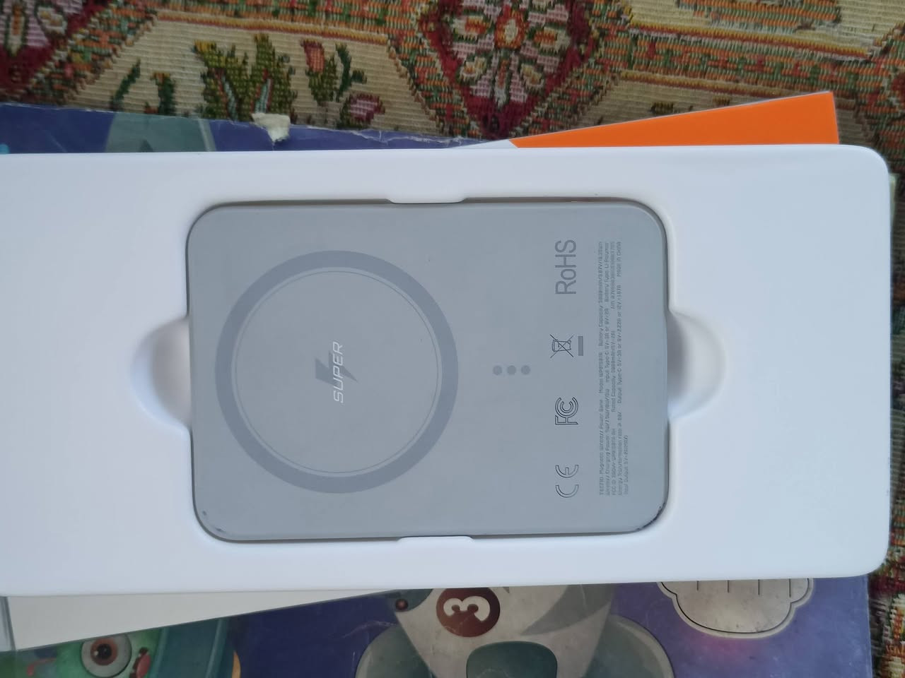 شاحنه واير لس تلزك على ضهر جهاز اصليه مامستخدمه بس نفتحت من بايكت اجت ويا جهاز بعت جهاز وضلت سعره 15 وبيا مجال مكان موصل حي مثنى رقمي ***********
