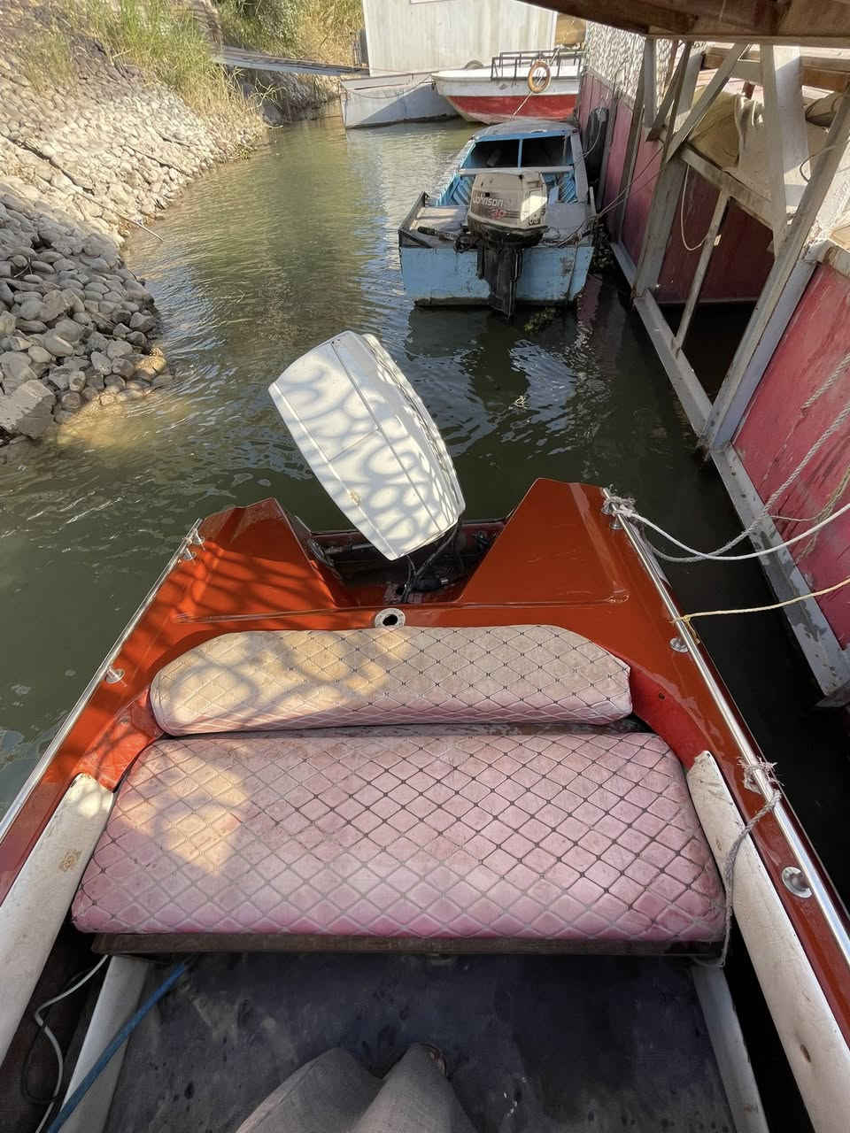 زورق للبيع عدد الركاب ٤ المكينه ٧٠ حصان جك المكينه شغال انار اناره اماميه +يعمل بنضام سرعات مختلف الزورق نضيف جدآ للأستفسار الأتصال على الرقم *********** نوع المكينه جونسن أمريكي
