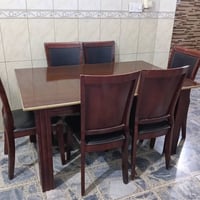 ميز طعام • قابل للتفاوض