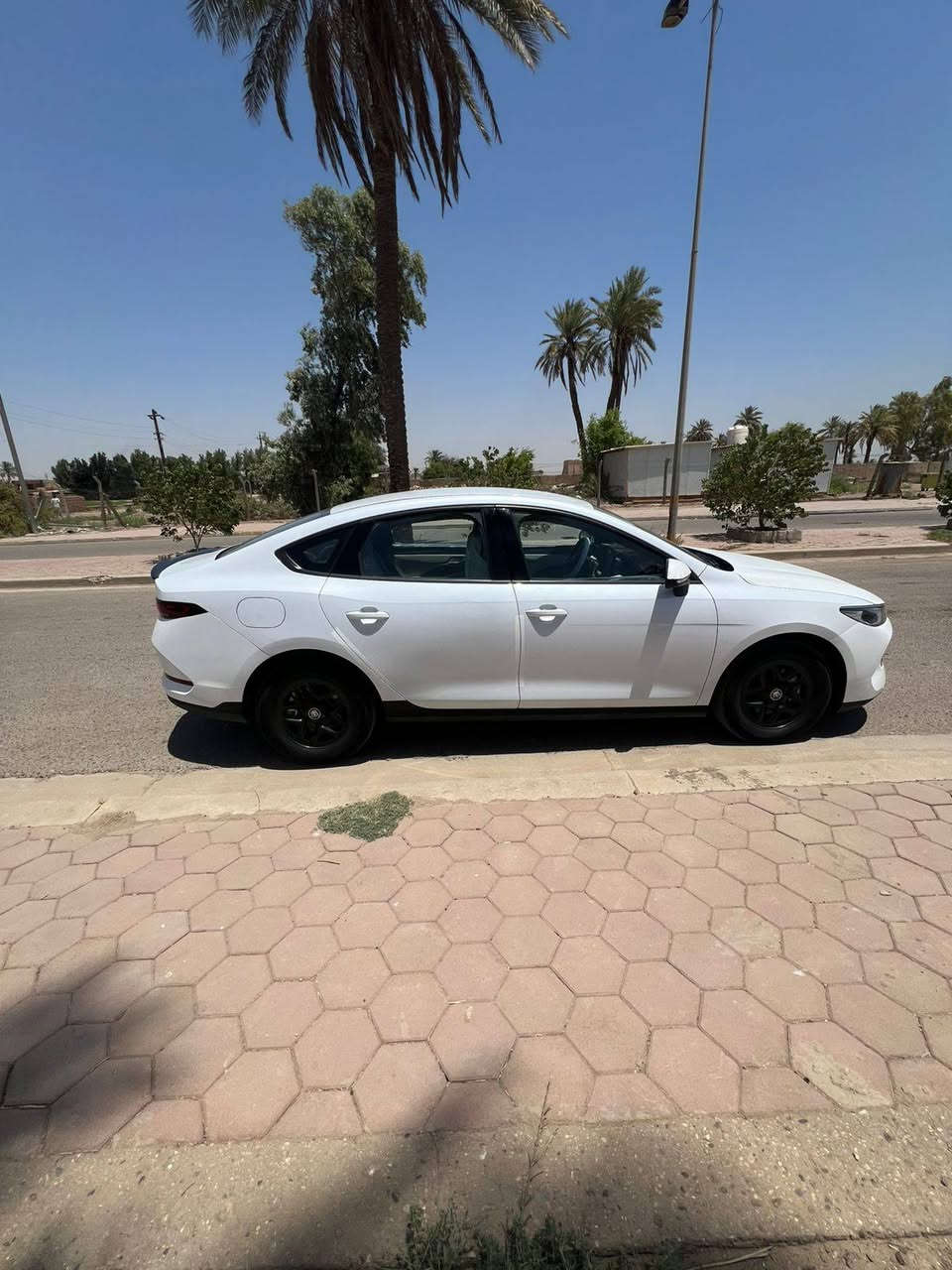 السلام عليكم كن بلاص BYD 2025 رقم بغداد باسمي ماشية 7الاف الكلي شاحنة وكرت وبصمة مواصفاته معروفه مصروف عليها السيارة مغلفة الارضية مال سيارة وكاعيات وياها واضائة داخليه يم الرجلين مبرمجه ومعربة ومنزللها هواي برامج البنيد والدعاميات الاماميه والخلفية مغلفات فابلون سيارة جاهزه من كلشي بيها ملاحظة بسيطة رصعه صغيرة بلباب الخلفية الايمن سعر 18800 وبيها مجال مكان السيارة بغداد *********** , ***********
