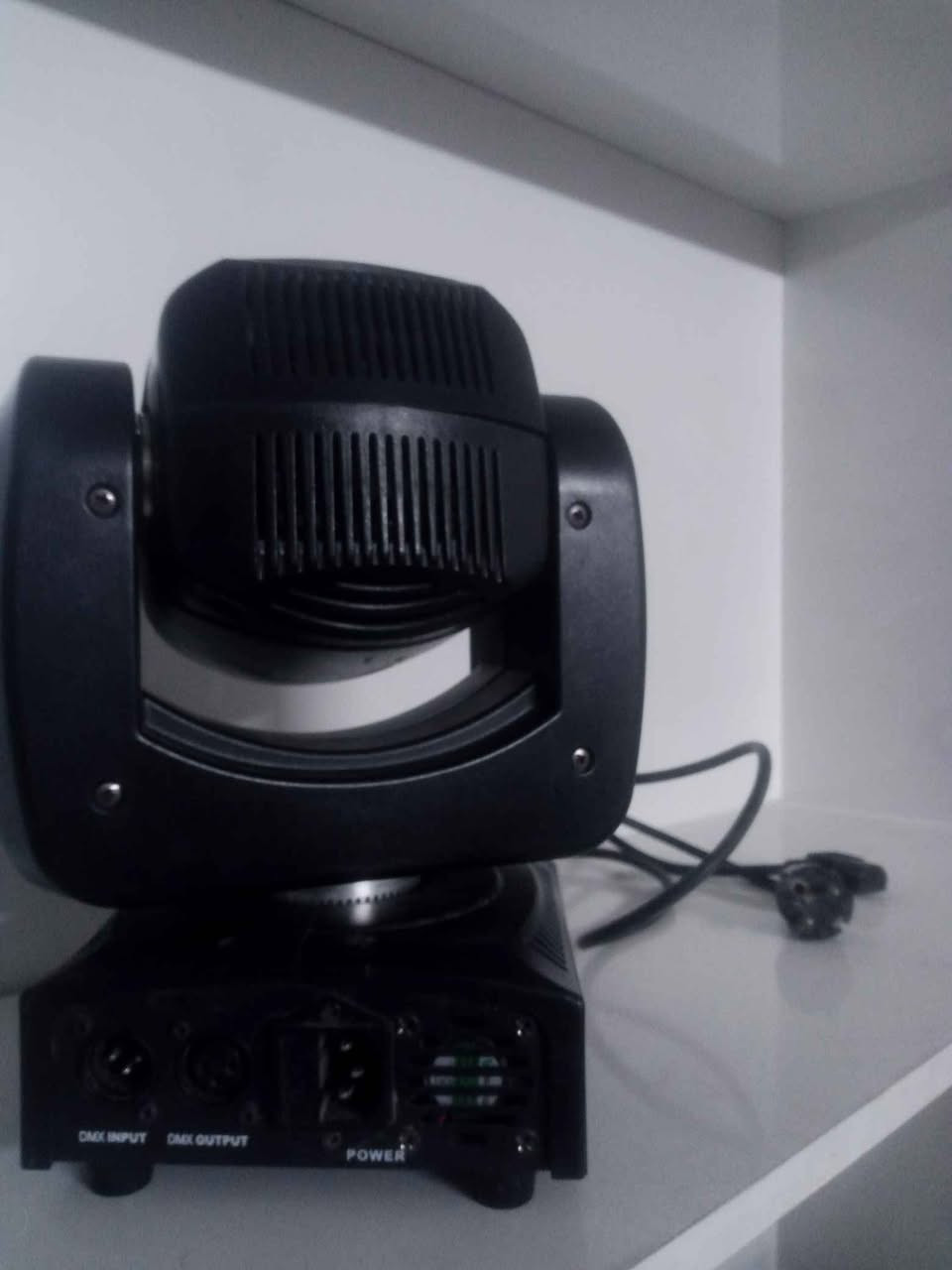 كشاف اضائه مسرح ذو راس متحرك
 هذا الجهاز هو كشاف إضاءة المسرح ذو الرأس المتحرك (Mini LED Moving Head Light)، وهو جهاز إضاءة احترافي ديناميكي يُستخدم بشكل واسع في الحفلات، المسارح، قاعات المناسبات، والنوادي الليلية لخلق تأثيرات بصرية متحركة ومبهرة.
مكونات اللوحة الخلفية للجهاز:
DMX INPUT (مدخل دي إم إكس): منفذ ثلاثي الإبر (3-Pin XLR) يُستخدم لتوصيل كابل التحكم القادم من جهاز المكسر (DMX Controller) أو من كشاف آخر لتوجيه الأوامر والحركات.
DMX OUTPUT (مخرج دي إم إكس): منفذ يُستخدم لتمرير إشارة التحكم وتسلسلها (Daisy Chaining) إلى كشاف إضاءة آخر لتشغيل عدة أجهزة معاً بشكل متناسق. مكاني العامريه 
السعر ٧٠ الف ومتوفر توصيل للاستفسار مراسله ماسنجر او واتساب على الرقم *********** 
اكو فديو للمنتج للمهتمين بغداد, العراق
