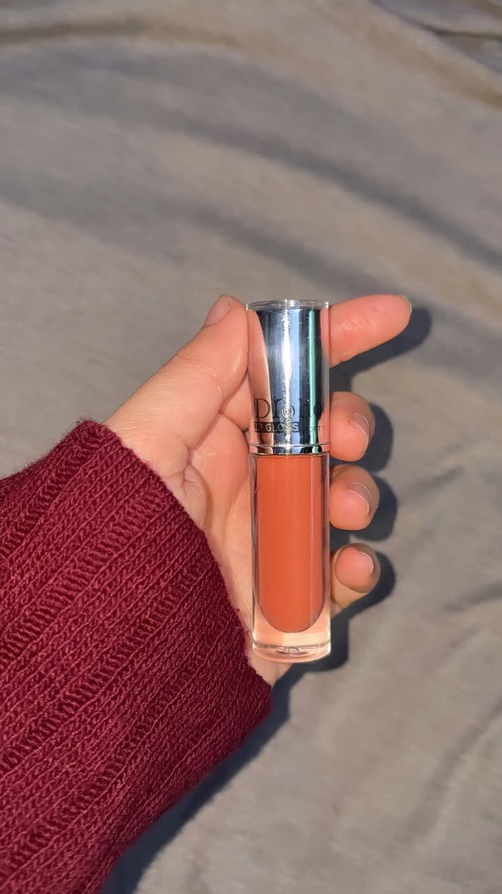 مجموعة احمر شفاه من Drohoo 4 
قطع من الحمر قطعتين رقم 6 مثل ما موضح بالفيديو وقطعتين واحد 4 وواحد 5 
توصيل فقط البصرة .
كلهم ب12 فقط مع التوصيل. 

الملمس مالتهم مات سوفت يعني مات بس ما يجفف الشفه كلش. ولونهم كلش كلش ثابت يحتاج مزيل مكياج يلا ينمسح.


**إذا كنت صاحب هذا الإعلان وتريد حذفه لأي سبب، رجاءا أرسل رسالة إلى الدعم الفني**