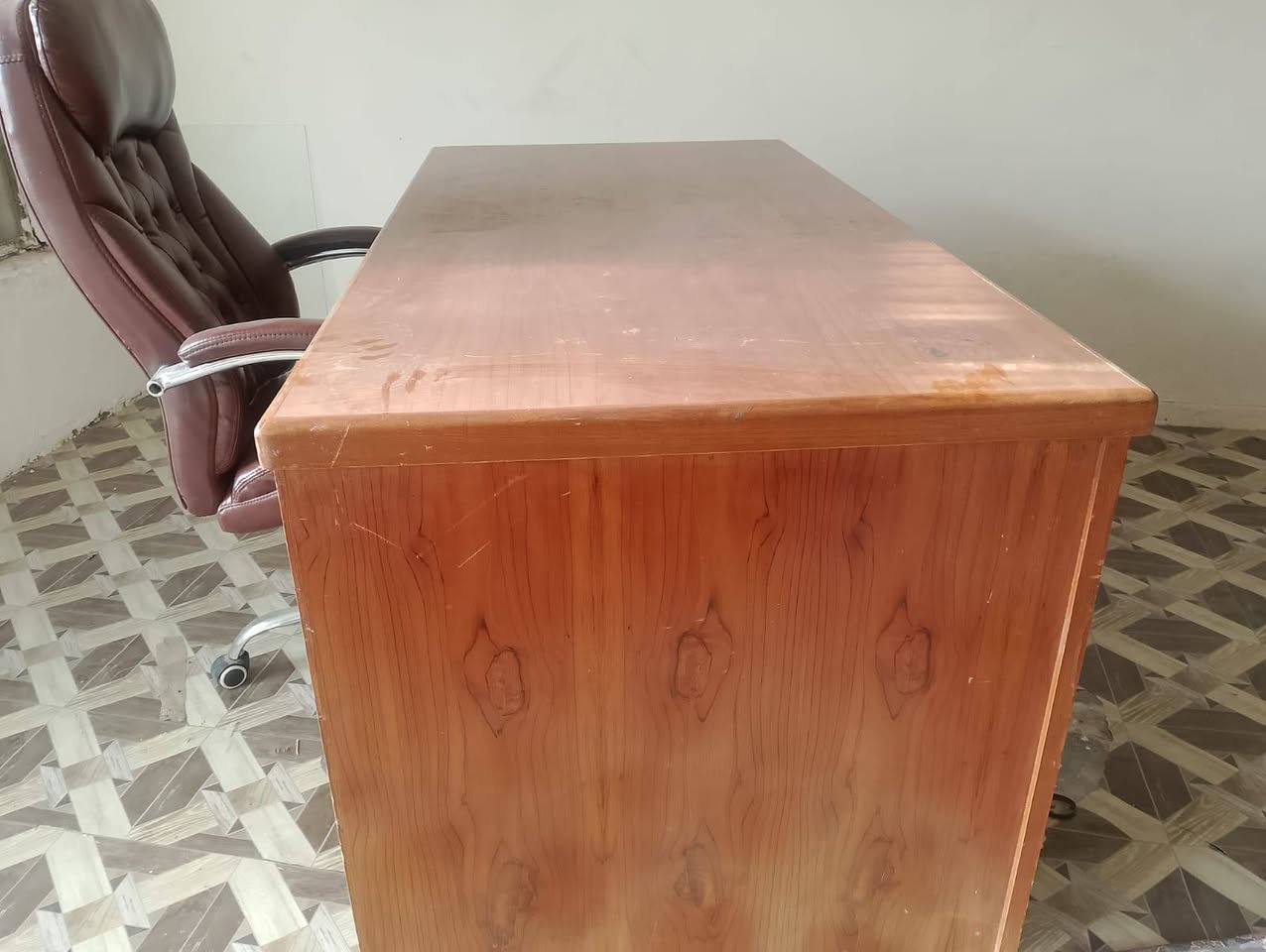 السلام عليكم ميز مع كرسي ميز مكتب  صاج  حطاطه جديد مستعمل شهر واحد     الرقم  طوله 180*80 التفاصيل الرقم ***********
