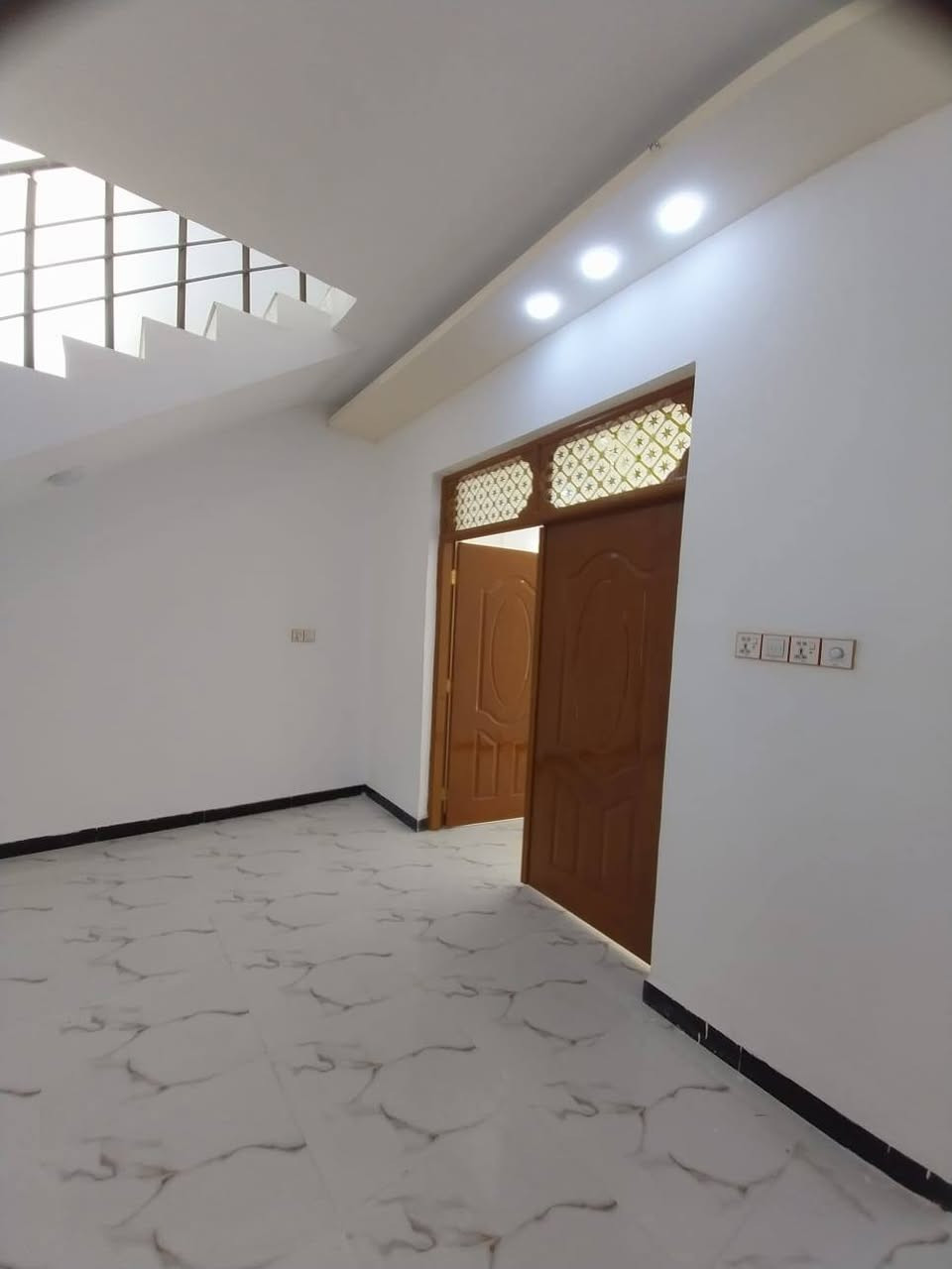 للبيع ثالث بيت عن الشارع
مساحه 160م فارغ مامسكون مسجل بلبلديه ومرقم بناء حديث 
يتكون من غرفتين وصاله واستقبال ومطبخ وصحيات داخله وخارجيه ومكشوفتين مع طارمه اجبيره 
بناء طابوك السكف صب كونكريت اساس صب كونكريت عالي عن الشارع شارع عريض العنوان شارع المطار الجديد شارع الحوزه بلبدايه السعر85بي مجال للستفسار اتصل ***********مكتب بركات الصدرين للعقار شارع الحوزه
