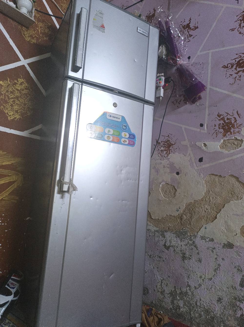 ثلاجة ماركة غير معروفة بحالة جيدة للبيع. تحتوي على فريزر علوي وعدة رفوف لتنظيم التخزين. تعمل بشكل ممتاز ومناسبة للمطبخ أو للمكاتب. سبب البيع هو التحديث لنموذج جديد. السعر قابل للتفاوض.