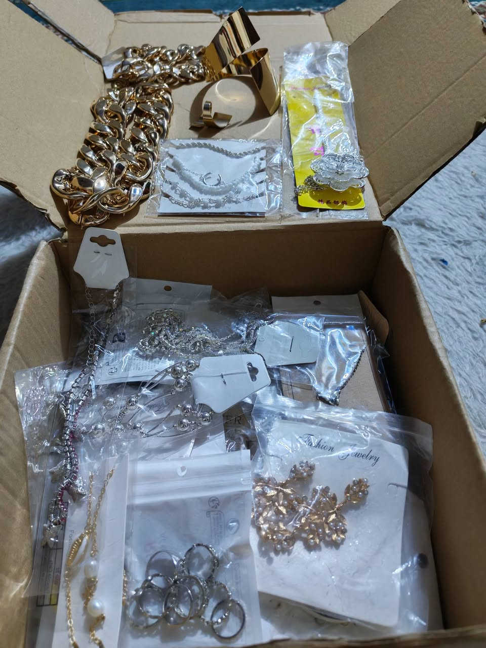 عرض ناري ومحدود 🔥🔥
إذا تدورين ربح مضمون وبضاعة تمشي بسرعة… هذا العرض إلك 💯
✨ كراتين إكسسوارات مشكّل بالكيلو ✨
شي أن + موديلات عصرية ترند 💃
💥 سعر الكيلو فقط 30 ألف مع التوصيل 🚚💨
يعني تربحين من أول بيعة!
📦 تشكيلة ضخمة (تراجي – سلاسل – خواتم – أساور)
😍 موديلات ترضي كل الأذواق
🔥 مناسبة للبيع أونلاين أو بالمحل
⏳ الكمية محدودة… واللي يلحق يلحق!
لا تضيعين الفرصة وتبقين تتمنين 👌
📩 احجزي هسه قبل لا تخلص البضاعة


**إذا كنت صاحب هذا الإعلان وتريد حذفه لأي سبب، رجاءا أرسل رسالة إلى الدعم الفني**