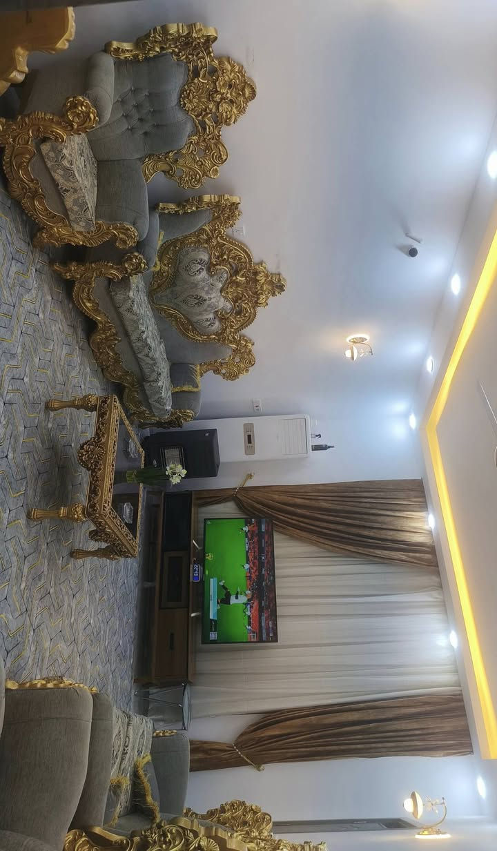 تخم ملكي نضيف بدون كسر او تصليح ١٠ مقعد مع ثلاثة طبلات للبيع تسعين
***********  واتساب او خاص إني حاضر
