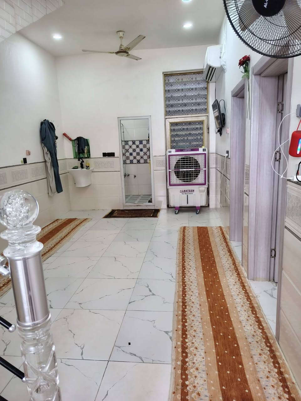 #دار للبيع...  106م   طابقين..بناء جديد قريب جداا ع الامام الحر سند ٢٥ إقرار محكمه العنوان الحر شارع الجنسيه القديمه   كافه الخدمات مع المجاري.. عده التبليط منطقة هدؤ.. ودخوله مثل المجمع يعني شارع واحد
يتكون الطابق الأرضي من.. 
استقبال كبير.. 5/4م
وغرفه نوم كبيره...4/4.5م
وصاله كبيره ...6/3.5م
ومطبخ كبير... 4/3.5 م
حمام داخلي وخارجي
#الطابق الثاني  بس الغرف  يحتاج كهرباء ولبخ 
يتكون من.. 
غرفه 6.5/4م
وغرفه 4.5/4 
وصاله صغيره 
وصحيات وسطح 
#الدار كونكريت مسلح بناء طابوق فقط الستاره الداير ثرمستون 
للاستفسار *********** 
#يرهم مراوس بيت بناء جديد مع الفرق
