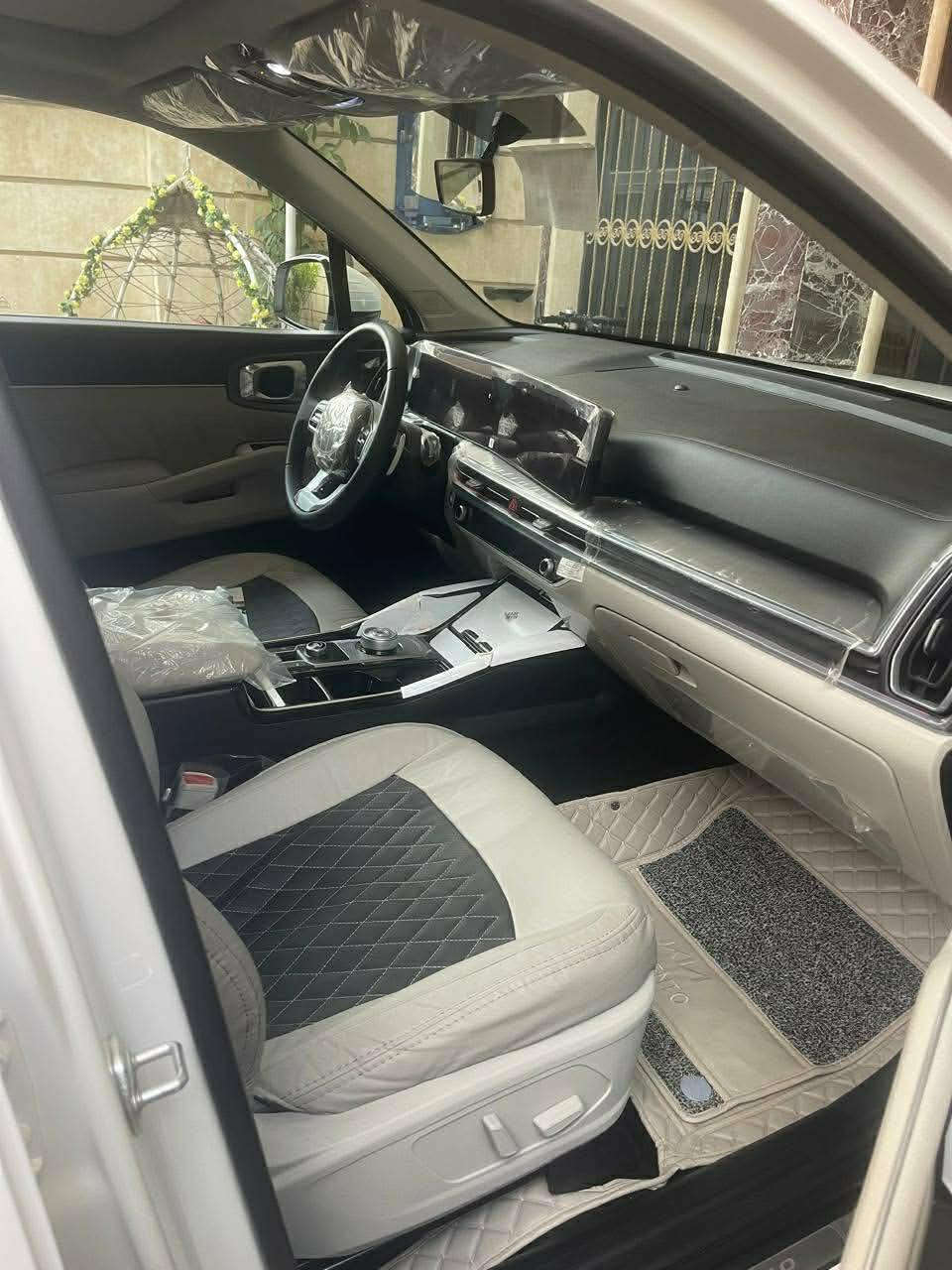 السلام عليكم 
سورنتو ٢٠٢٥ خليجي
٧ راكب
محرك ٤ سلندر 2.5
وكالة  داخل الضمان 
ماشيه 17 
رقم بغداد
مكفولة من كلشي  
—————————————————
بصفة ابواب و تشغيل 
داخل ابيض جلد 
شاشه متصل تدعم ابل كار بلي 
صندوك كهرباء 
بانوراما
انارة داخلية متغير 
لايت LED  
—————————————————
السعر290$ و بيها مجال
مكان السياره بغداد
رقمي 
***********
