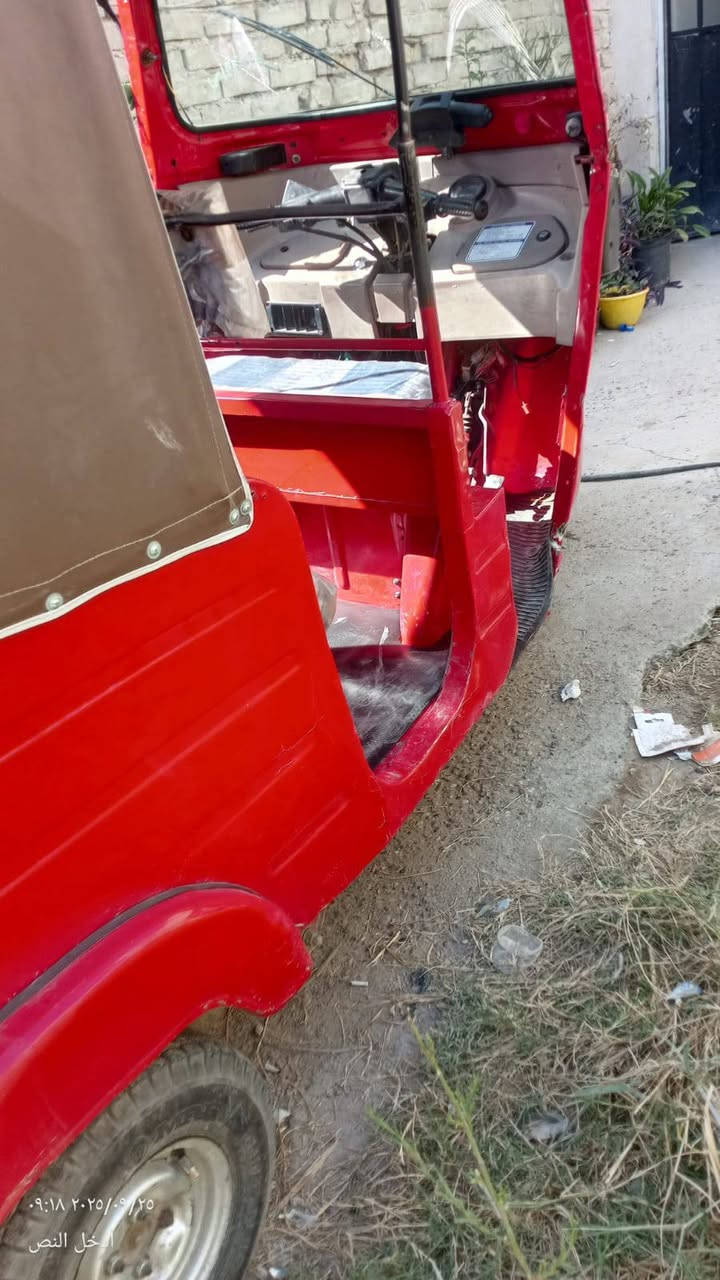 السلام عليكم تكتك للبيع 2018 جاهزة للشغل مكينة خير من الله ودوشمة جديدة بيها سنوية باقي على استلام اللوحات السعر 4,250 أربع ملايين وربع وبيها مجال فقط بيها ضربة بسيطة باللغد الأيمن بغداد حي التراث للإستفسار *********** .
