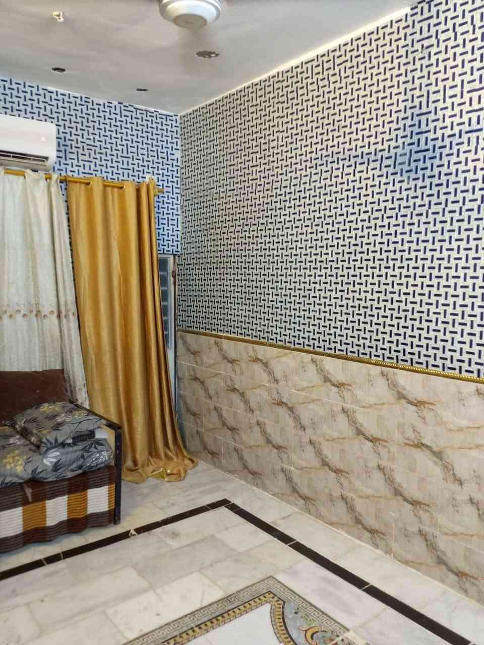 🏡 بيت للبيع - تصميم حديث وموقع مميز (على شارعين) ام الاكبر ول غزلان   بيت تجاوز شارع كراج ابو الريش
​المساحة: 100 متر مربع
البناء: طابقين
الموقع: حي ورم الكبر والغزلان
​🔹 تفاصيل وتقسيم البيت:
​3 غرف نوم: جميع الغرف نظام سويت (Master) للراحة والخصوصية العالية.
​استقبال واسع: مصمم بشكل ممتاز لاستقبال الضيوف.
​مطبخ: متكامل ومصمم بطريقة عملية.
​حولي (صالة داخلية): توزيع مريح يربط أجزاء البيت بانسجام.
​🔹 المميزات والخدمات:
​موقع  (على شارعين): 
​منطقة كاملة الخدمات:
​🛣️ تبليط وشوارع مخدومة
​💧 شبكة ماء إسالة
​🔌 كهرباء مستقرة
​🚽 شبكة مجاري متكاملة
​📞 للتواصل والاستفسار:
​***********
