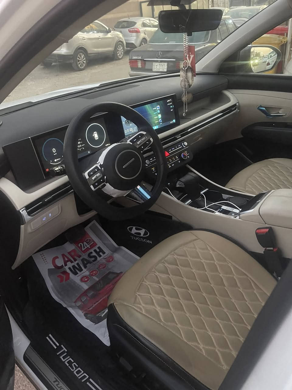 توسان ٢٠٢٥ زيرو خليجي . ضمان شركة الأولى ٥ سنوات . مرقم بغداد وثاني يوم التحويل . مواصفاتها فوول عدا الفتحة 
محرك ٢٠٠٠ 
بصمة  وتشغيل عن بعد 
كراسي كهرباء 
صندوق كهرباء 
تبريد بالكشنات 
تدفئ بالكشنات 
ويل ١٩ 
بردات خلفية 
شاشة كبيرة متصله 
تبريد خلفي 
مانع انزلاق ومانع انحدار 
مري ترحيب وشفط 
شاحن واير لس 
هاند بريك بصمة 
اوتو هولد 
حساس أمامي وخلفي 
كامرة دوارة 
حساس تاير 
دشبول دجتال متغير 
لايت زنون متحرك 
داخل ابيض 
فول تحكمات استيرن 
ايرباكات 
السيارة زيرو ماشيه 12 الف  رقم السياره بغداد 
ملاحظه: الكشنات مغلفة جلد والارضيات مغلفه الابواب 4 مغلفه نايلون حفاظ من الشخوط بيها مجال بسيط 
السعر 230$ بيها مجال بسيط 
اتصال + وتساب 
*********** مكان السيارة العامرية
