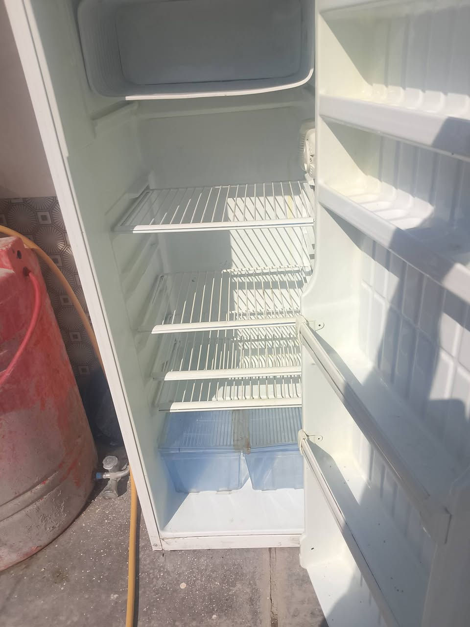 سلام عليكم ثلاجه حجم وصط للبيع السعر 90 وبيها مجال الثلاجه خير من الله تبريدها وثلج 🥶 الشراي يتصل ***********واتساب طريق السنيه حي الامين
