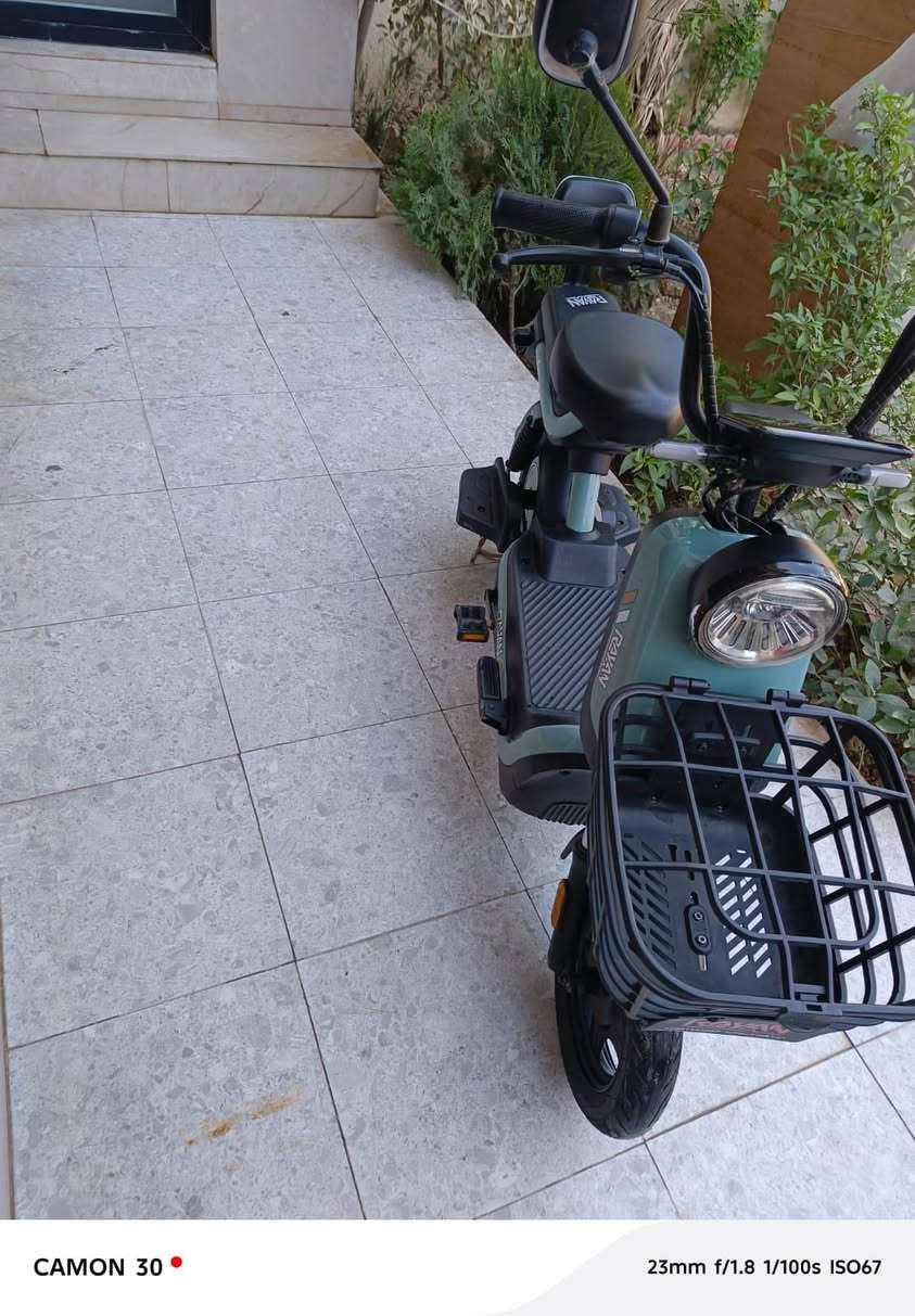 السلام عليكم
دراجة شحن نضيفة للبيع 
نقص بايدر فقط. 
الدراجة مواصفاتها معروفه 
وبطارياتها شويه تعبانه يعني نص عمر 
سعرها 250 وبيها مجال 
*********** للاستفسار والاتصال
