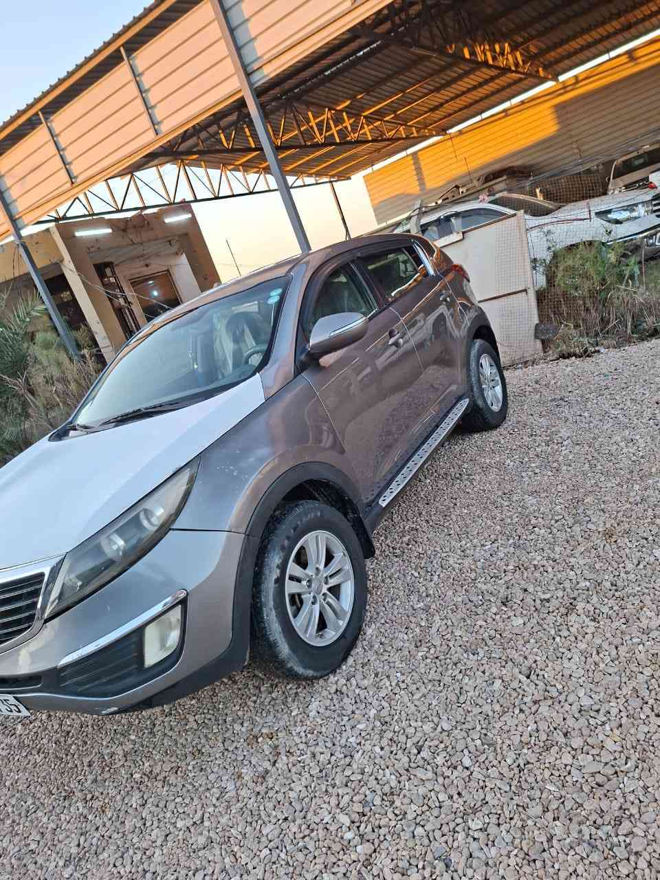 السلام عليكم سبورتج 2011امريكي مكينه 2400دوش جاهزه من كشي حداديه كهربائيات رقم دولي تريد وكاله تريد تحويل بيه قطعتين جاملغ وبنيد اي دواخل مابيه السياره لاستفسار اكثر تصل عله رقم ***********
