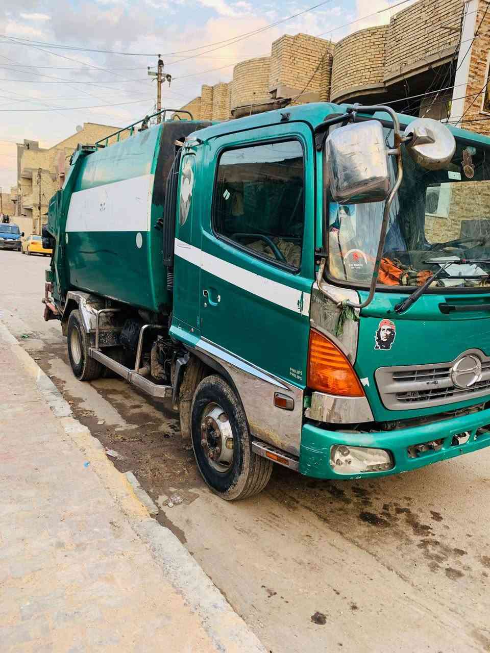 سلام عليكم 
هينو شيطان  موديل 2000 منزله مكينه 80 فول عادي سعر 170 وبيها مجال 
رقم ***********
