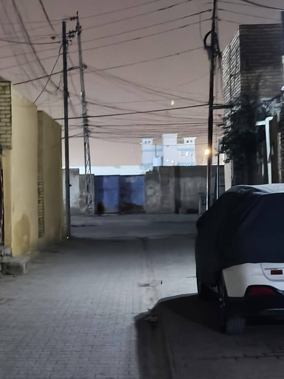 السلام عليكم الدار للبيع  حي الجهاد مساحه 200 طابقين قرب جامع السجاد الطابق الأول غرفتين نوم صالى ومطبخ واستقبال وصحيات داخلية وخارجيه والطابق الثاني غرفتين وصالى واستقبال وصحيات والصطح كله شتايكر والشراي اتصل الخاص مغلق الرقم ***********
