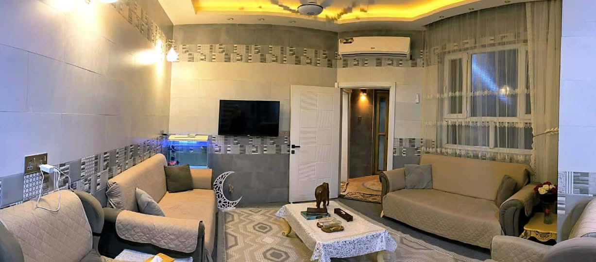 قطعة للبيع بمساحة 350 متر سند 25 اقرار محكمه تحتوي على بيت مساحته 150 متر غرفتين و استقبال وصاله ومطبخ وصحيات مع سبالت عدد 4 مع طخم قنفات مع كاونتر العنوان كربلاء الحسينية شارع الحافظ قريب على مشاتل العتبة خدمات كامله السعر 160 قابل للتفاوض للأستفسار *********** ***********
