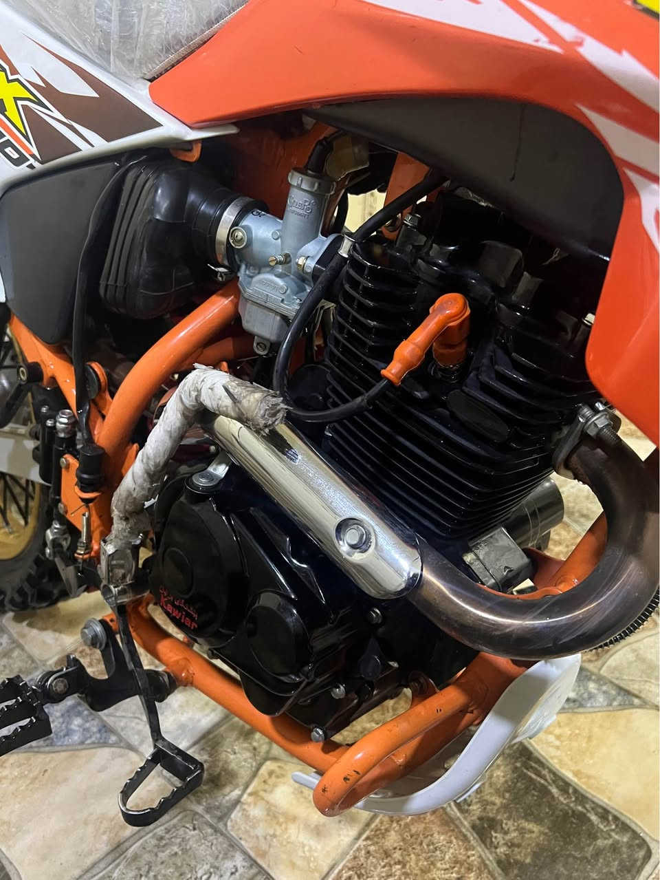 مۆدێل 2023
مەکینە200cc
بەشەرتی گێڕ و  مەکینەوە تایە بۆ تایە بە شەرت
زۆر زۆر پاک ماوەتەوە
هەموو شتی بیلادی و شەریکەیەو دەست کاری نەکراوە
تاییەکنیشی بیلادین
 زۆر کەم لیخوردراوە سپی بونەوەو .شکاوی و لەحیمی نییە....
ڕانییە٩٨٠هەزار و معامەلە 
*********** رانية, السليمانية
