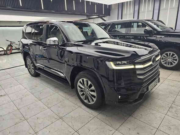 السلام عليكم 
للبيع تويوتا لاندكروزر 
موديل 2024 
VX لمتدد فول مواصفات 
بريم اصلي رادار امامي وتحديد مسار و5 كامرات وكراسي تدفئة وتبريد حتى الخلفيات والكراسي كلهن كهرباء حتى ال7 راكب هم كهرباء وكرسي السايق  خزن ميموري وبقية المواصفات المعروفة باللمتدد الvx 
السيارة مغلفة PPF من جانت زيرو ضمان 15 سنة 
مكفولة كفالة عامة عدا ملاحظة جدا بسيطة 
ماشية 12 الف جديدة جدا بحالة الزيرو 
رقم بغداد الجديد وبأسمي تحويل مباشر 
السعر 800 وبيهة مجال 
***********
*********** بغداد
