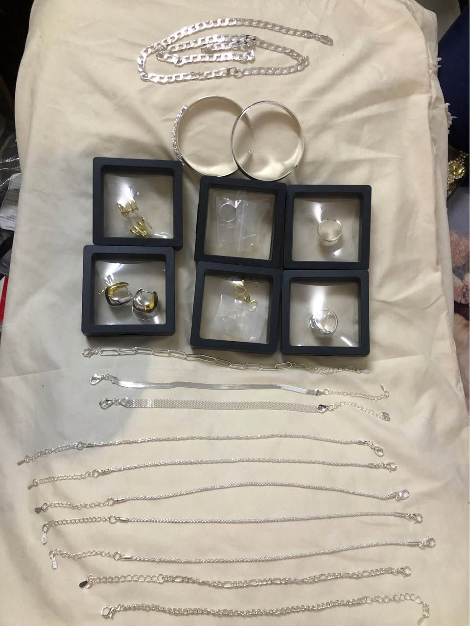 فضة مختومة ٩٢٥ 
١٠ اساور سعر الواحد ٥ الف
 ٢ خواتم سعر الواحد ٥ الف
 ٣ اقراط فضة ذهبي سعر الواحد ٨ الف
٢ اساور ثقيلة سعرهم ١٥ الف
قلادة ثقيلة ٢٠ الف
اربيل روشنبيري
ويوجد توصيل اربيل ٣ الف محافظات ٥ أربيل, العراق


**إذا كنت صاحب هذا الإعلان وتريد حذفه لأي سبب، رجاءا أرسل رسالة إلى الدعم الفني**