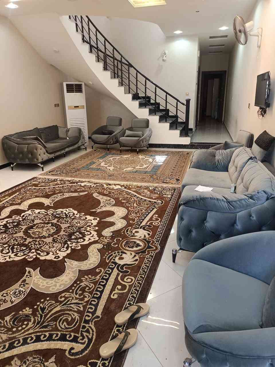 دار للبيع او المراوس  المساحة 150 متر
بناء حديث درجة اولى كما موضح بالصور
 متكون من طابقين
الطابق الارضي غرفتين نوم وصالة ومطبخ وصحيات عدد اثنين
الطابق الاول غرفتين نوم مع صحيات 
الموقع حلة / نادر الاولى / خلف النسيج 
للاستفسار اكثر خاص او واتساب ***********
