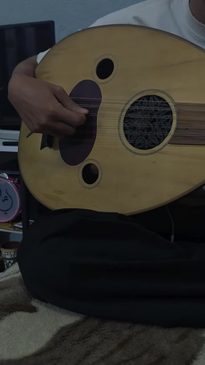 عود تركي اوتار جديده مع جنطه سعره 150 بي مجال مكاني بصره زبير ***********
