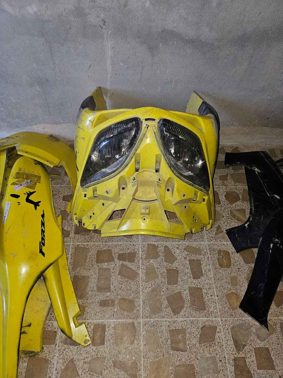 غراضه تفصيخ فورزه 08  بلاش البلاش توصيل جميع محافظات العراق كفر اصفر كامل مع الايتات ب60 الف 
طخم بك لايت ب30 الف جديد 
دبلات اماميه شرط سعر25 الف خلفيه20 الف
بصمه شرط الشغل ب 50 الف
ضفيره كامله ب25 الف
ويل امامي مع التاير 30 الف
كفر اسود كامل 30 الف 
توصيل متوفر ***********
