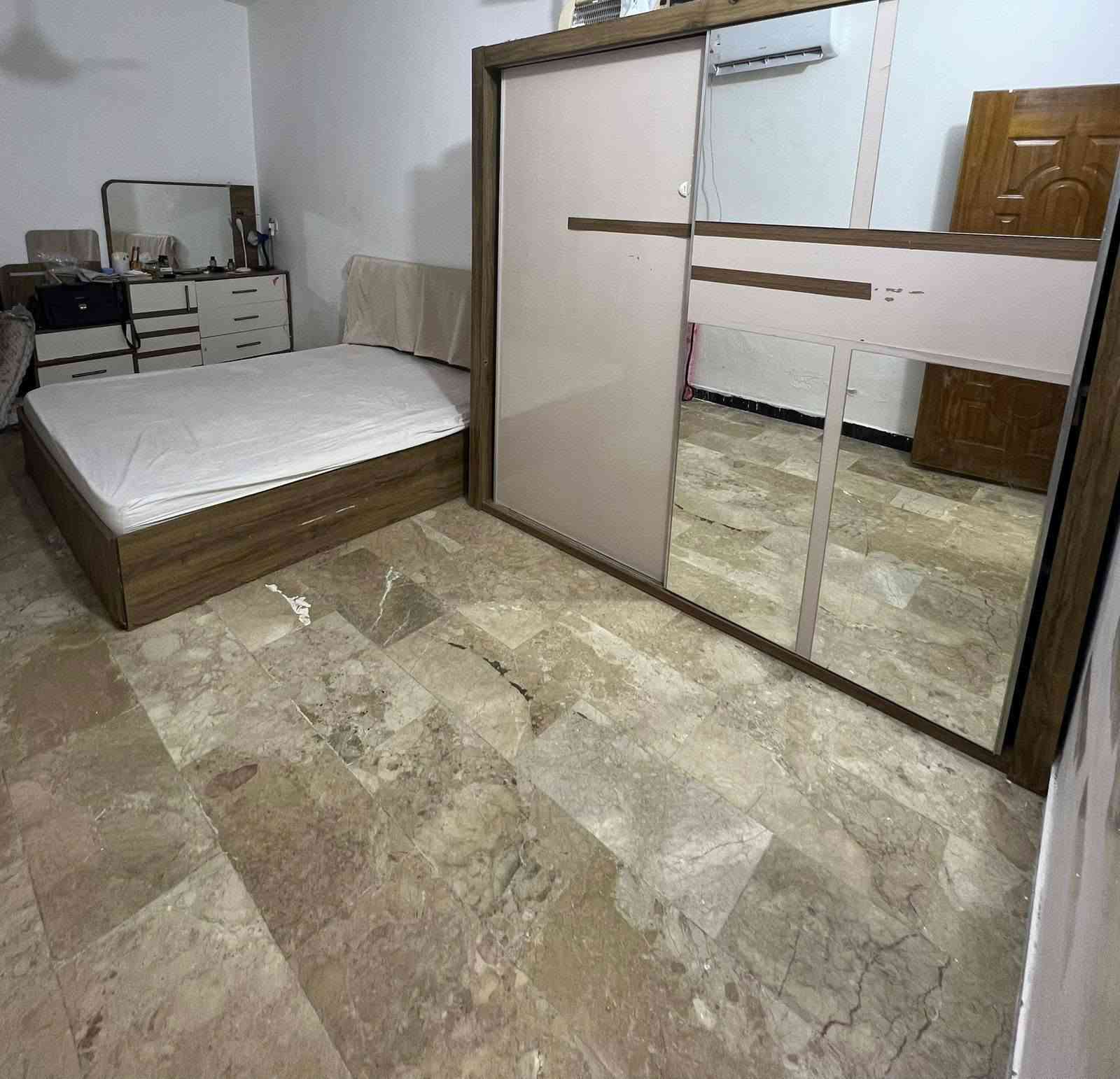 السلام عليكم 
بيت للبيع مساحة  ١٠٠ م واجهة ٥ والنزال ٢٠م طابقين طابو زراعي اقرار محكمة العنوان الزعفرانية مقابل معمل الغاز منطقة حلوه وجيران ذهب خدمات كاملة السعر ١٢٥ مليون قابل للتفاوض رقم الهاتف ***********
