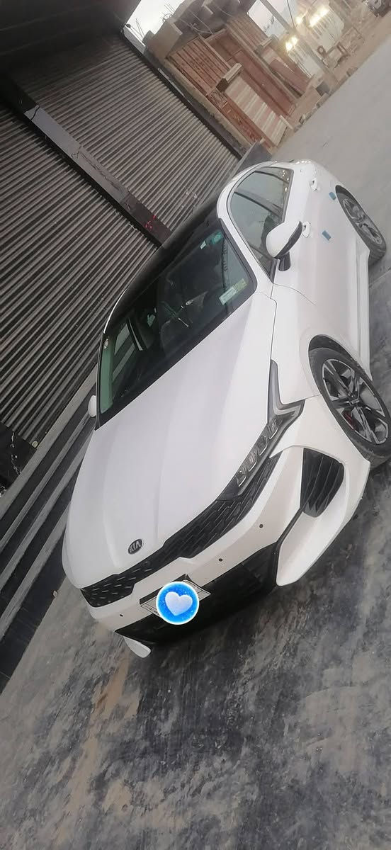 K5. 2021
الفئة: EX. 

المحرك: 1.6T تيربو 4 سلندر بنزين

ناقل الحركة: أوتوماتيكي. 

عدد المقاعد: 5. 

مادة المقاعد: جلد.

– سقف بانورامي/فتحة سقف. 
– كاميرا خلفية + حساسات وقوف. 
– مصابيح أمامية LED.

– شاشة تحكم. 
– Apple CarPlay & Android Auto. 
– شاشة عرض 

– تكييف هواء أوتوماتيكي. 
– تدفئة وتبريد المقاعد (Seat heater & cooler). 
– مقاعد جلد.

– مثبت سرعة. 
– نظام مراقبة النقطة العمياء Blind Spot Monitor. 
– فرامل ABS + ESP 
– نظام مفتاح ذكي وتشغيل عن بعد. 
– كاميرا 360° في بعض السيارات.
– حساسات وقوف أمامية وخلفية. 

✔️ سقف بانورامي / فتحة سقف
✔️ كاميرا خلفية + حساسات
✔️ Apple CarPlay & Android Auto
✔️ مراقبة النقطة العمياء
✔️ تبريد وتدفئة المقاعد
✔️ مفتاح ذكي + تشغيل عن بُعد
✔️ مثبت سرعة
✔️ نظام ABS + ESP
رقم بابل  وكاله عامه 
***********
