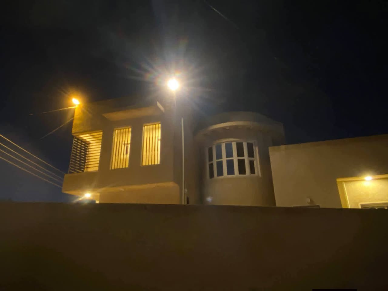 دار للبيع
المساحه ٢٩٣.٦٦ ركن 
البيت تأسيس نظام ٨ كامرات  السبالت نضام بوري دفن يعني مأسس بواري بل حايط 
الأنواء مقابل مركز مبيعات القريه الأيطاليه او بل فرع الي مقابل مستوصف ابن سينا 
الطابق الارضي يحتوي على  
مجموعه صحيات خارجيه+مطبخ حار بارد +غرفة خطار+صاله وسطيه +غرفتين نوم + مجموعة صحيات داخليه 
الطابق الثاني
صاله وسطيه صغيره +غرفتين نوم سويت للأستفسار الاتصال
***********
***********
