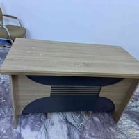 ميز مكتبي للبيع عدد 3 سعرالميز الواحد 100 وكرسي مكتبي عدد 2 سعر الكرسي...