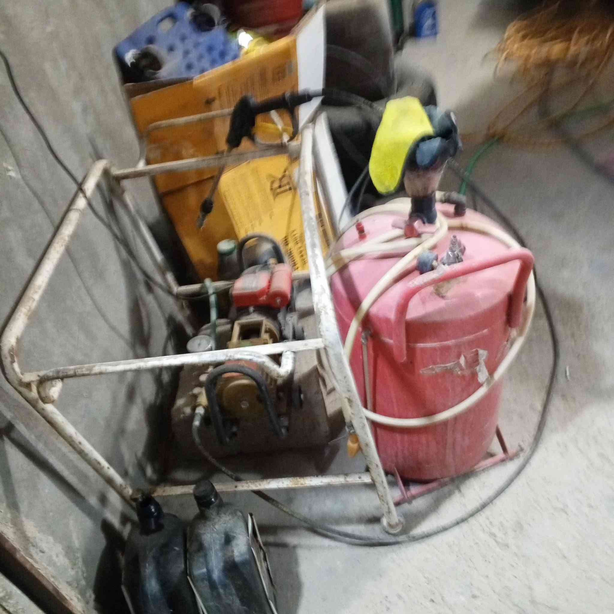 للبيع محل كامل من دهن مولدات  كاز 28 امبير    لبانزين 25 امبير خالعه 24 تاروسه رفات رنبات تفصال تانكيات مي العدد 2 واحد الفين واحد الف مبرده بانيو ثلاجه دريل هوه جك صوندات كبس بلاجكترات العدد 3 إكبار مضخه غسل  بانزين مضخه غسل  كهرباء   العنوان بغداد سعر 5 ونص وبي مجال قليل الشراي يتصل  ***********
